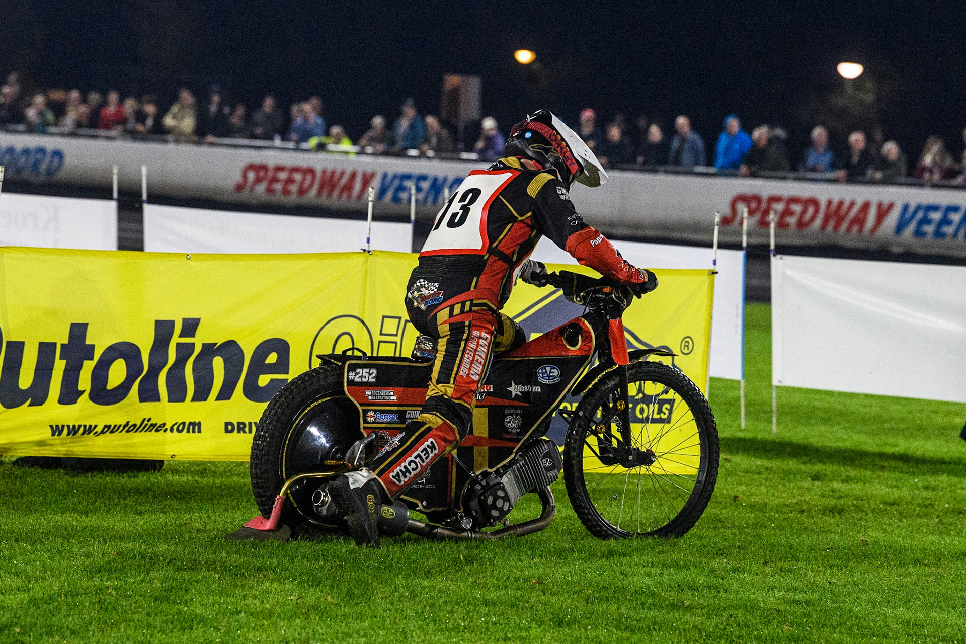 Ruben Guikema of The Netherlands pushes his bike to the pits after his breakdown in Heat 19 during the Golden JOPA Helmet at Sportpark Veenoord, Veenoord, Netherlands on Saturday 21st September 2024. (Photo: Ian Charles | MI News)
