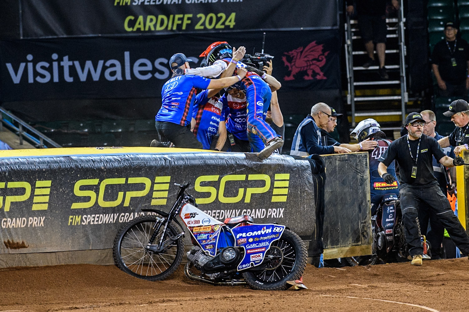 Daniel Bewley (99) of Great Britain celebrates his win in the Grand Final with his team during the FIM Speedway Grand Prix of Great Britain at The Principality Stadium, Cardiff on Saturday 17th August 2024. (Photo: Ian Charles | MI News)