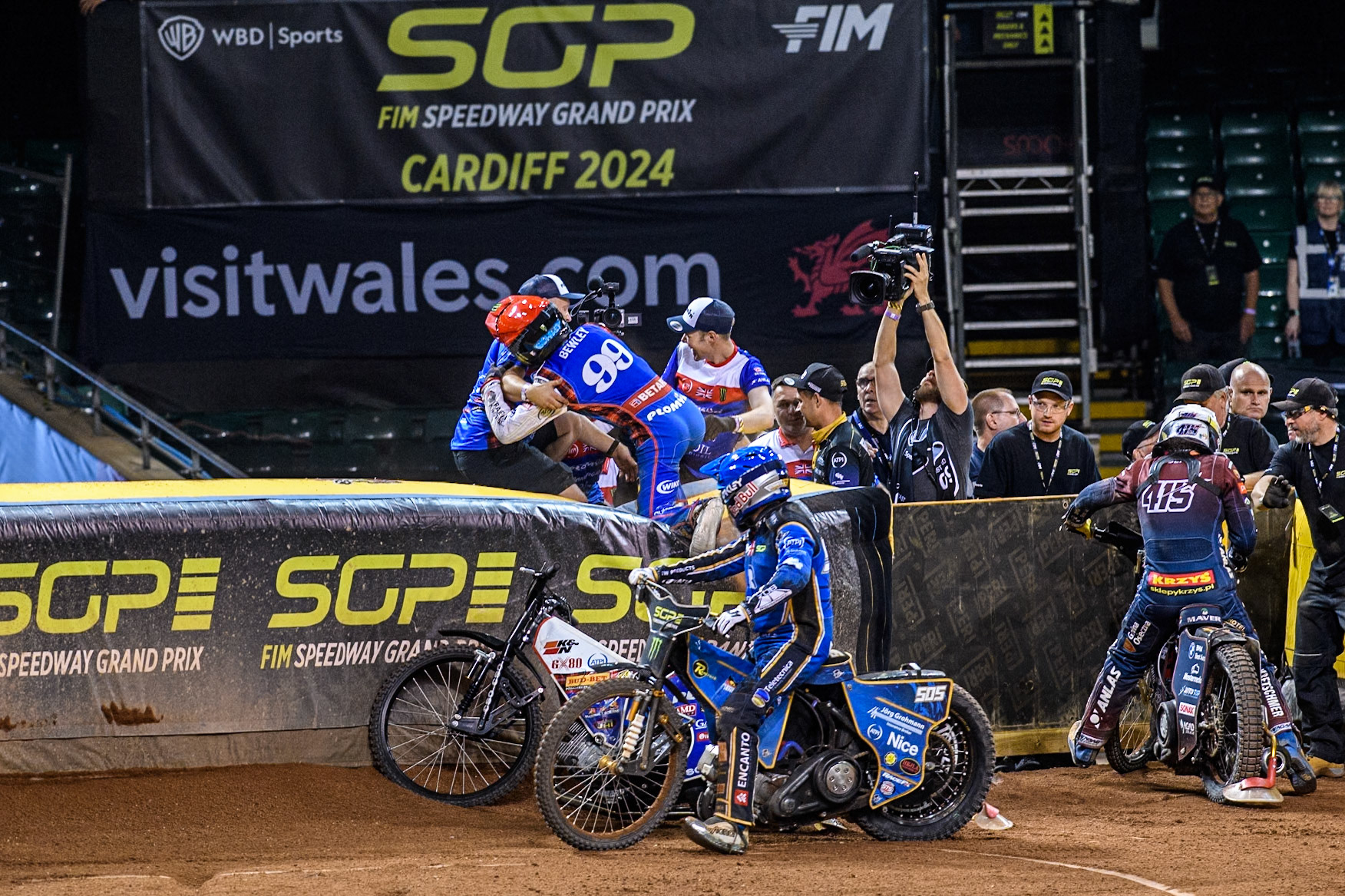 Daniel Bewley (99) of Great Britain celebrates his win in the Grand Final with his team during the FIM Speedway Grand Prix of Great Britain at The Principality Stadium, Cardiff on Saturday 17th August 2024. (Photo: Ian Charles | MI News)