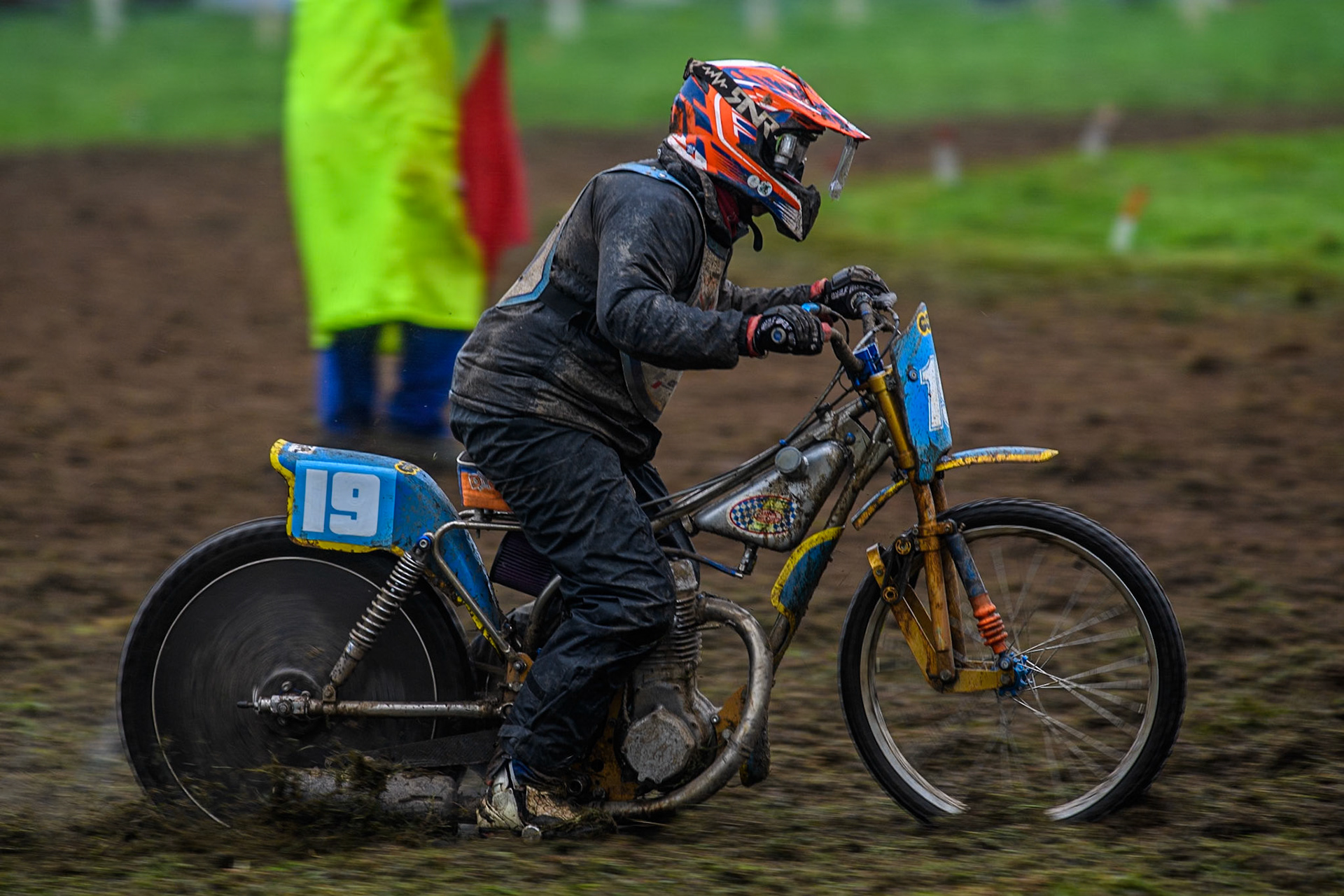 Dave Mears (19) in action in the 350cc Upright Class having put overalls over his kevlars during the ACU British Upright Championships at Woodhouse Lance, Gawsworth, Cheshire on Sunday 8th September 2024. (Photo: Ian Charles | MI News)