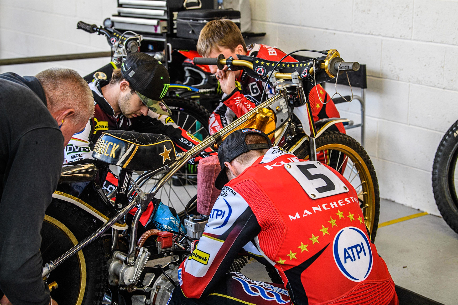 Brady Kurtz (foreground, Jaimon Lidsey (top left) and Norick Blodorn all work on Blodorn’s machine during the Sports Insure Premiership match between Belle Vue Aces and Wolverhampton Wolves at the National Speedway Stadium, Manchester on Monday 3rd July 2023. (Photo: Ian Charles | MI News)