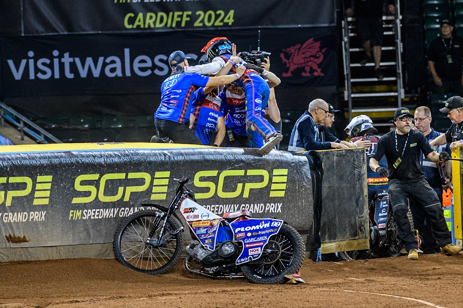 Daniel Bewley (99) of Great Britain celebrates his win in the Grand Final with his team during the FIM Speedway Grand Prix of Great Britain at The Principality Stadium, Cardiff on Saturday 17th August 2024. (Photo: Ian Charles | MI News)