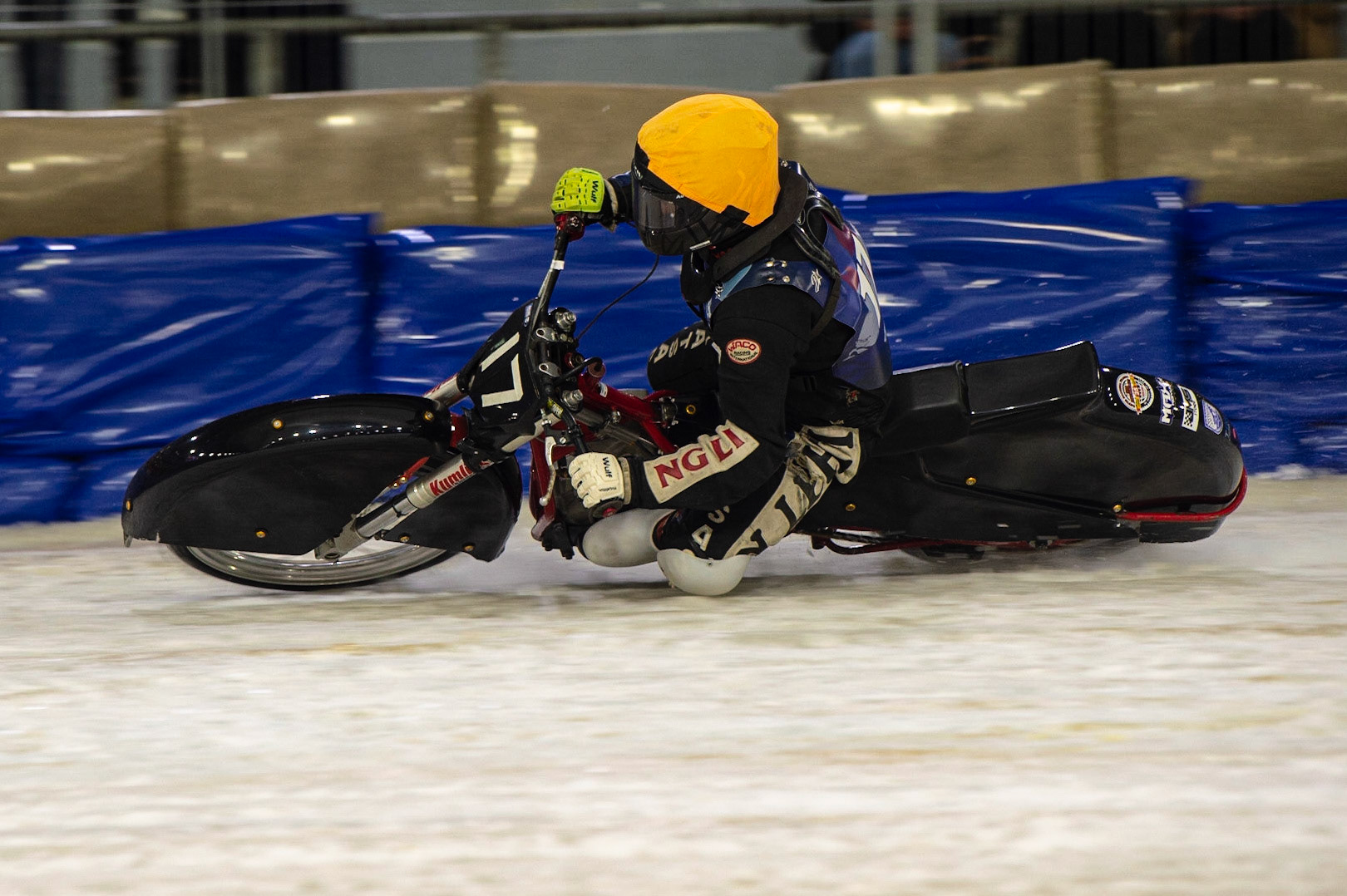 HEERENVEEN, NL. Henri Ahlbom (17) in action during the FIM Ice Speedway Gladiators World Championship Final 3 at Ice Rink Thialf, Heerenveen on Saturday  2 April 2022. (Credit: Ian Charles | MI News)