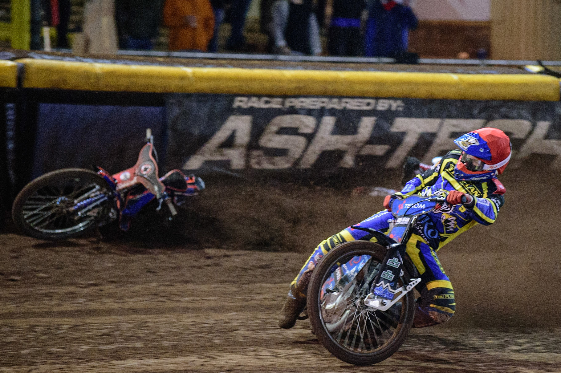 Tobiasz Musielak (Red) brings down Brady Kurtz  (White) during the SGB Premiership Grand Final 2nd Leg between Sheffield Tigers and Belle Vue Aces at Owlerton Stadium, Sheffield on Thursday 13th October 2022. (Credit: Ian Charles | MI News)