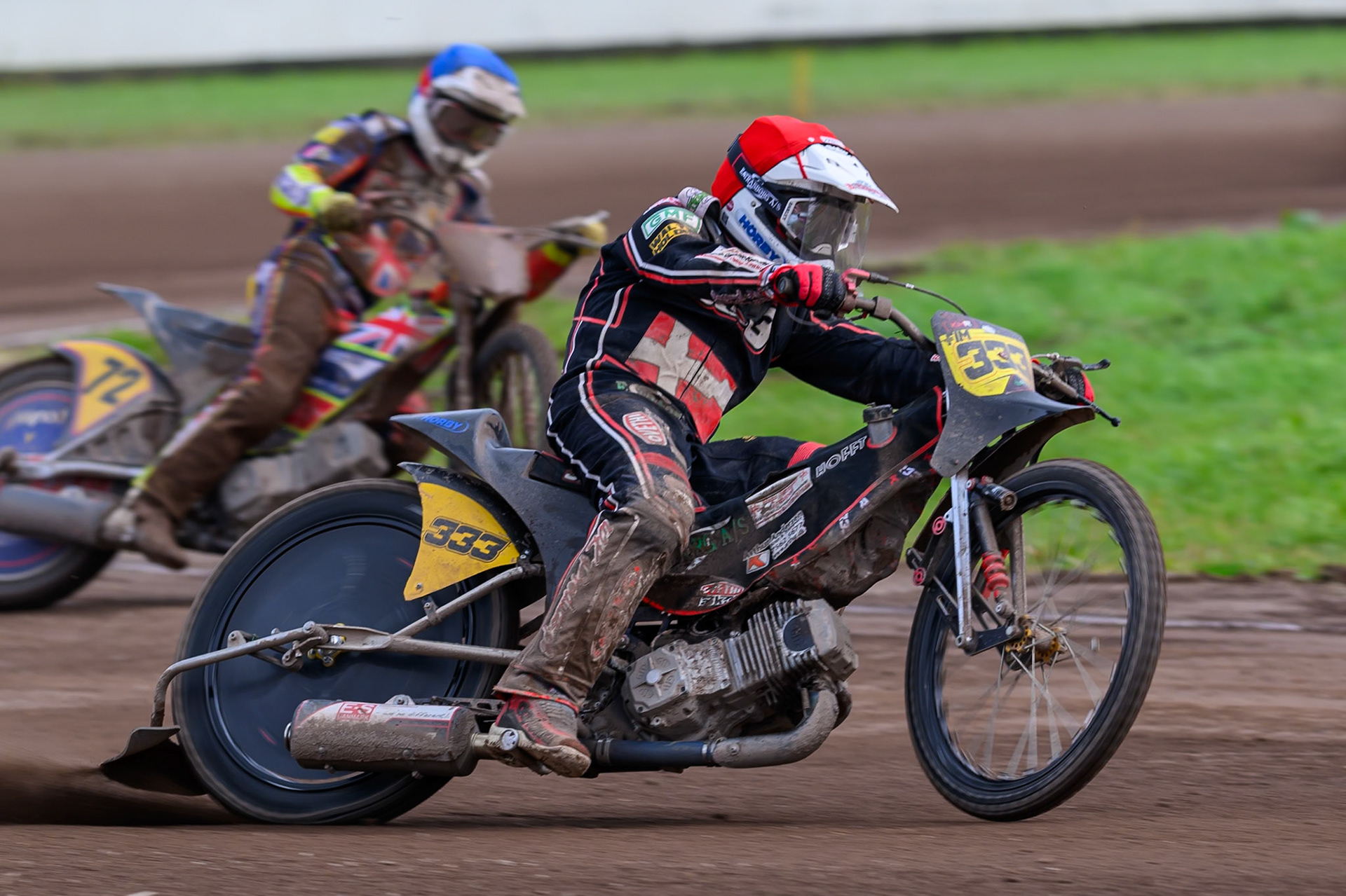 Kenneth Kruse Hansen (333) of Denmark in Red leading Jake Mulford (72) of Great Britain in Blue during the FIM Long Track World Championship Final 4, at the Speed Centre Roden, Netherlands on Sunday 21st September 2025. (Photo: Ian Charles | MI News)during the FIM Long Track World Championship Final 4, at the Speed Centre, Roden on Sunday 21st September 2025. (Photo: Ian Charles | MI News)