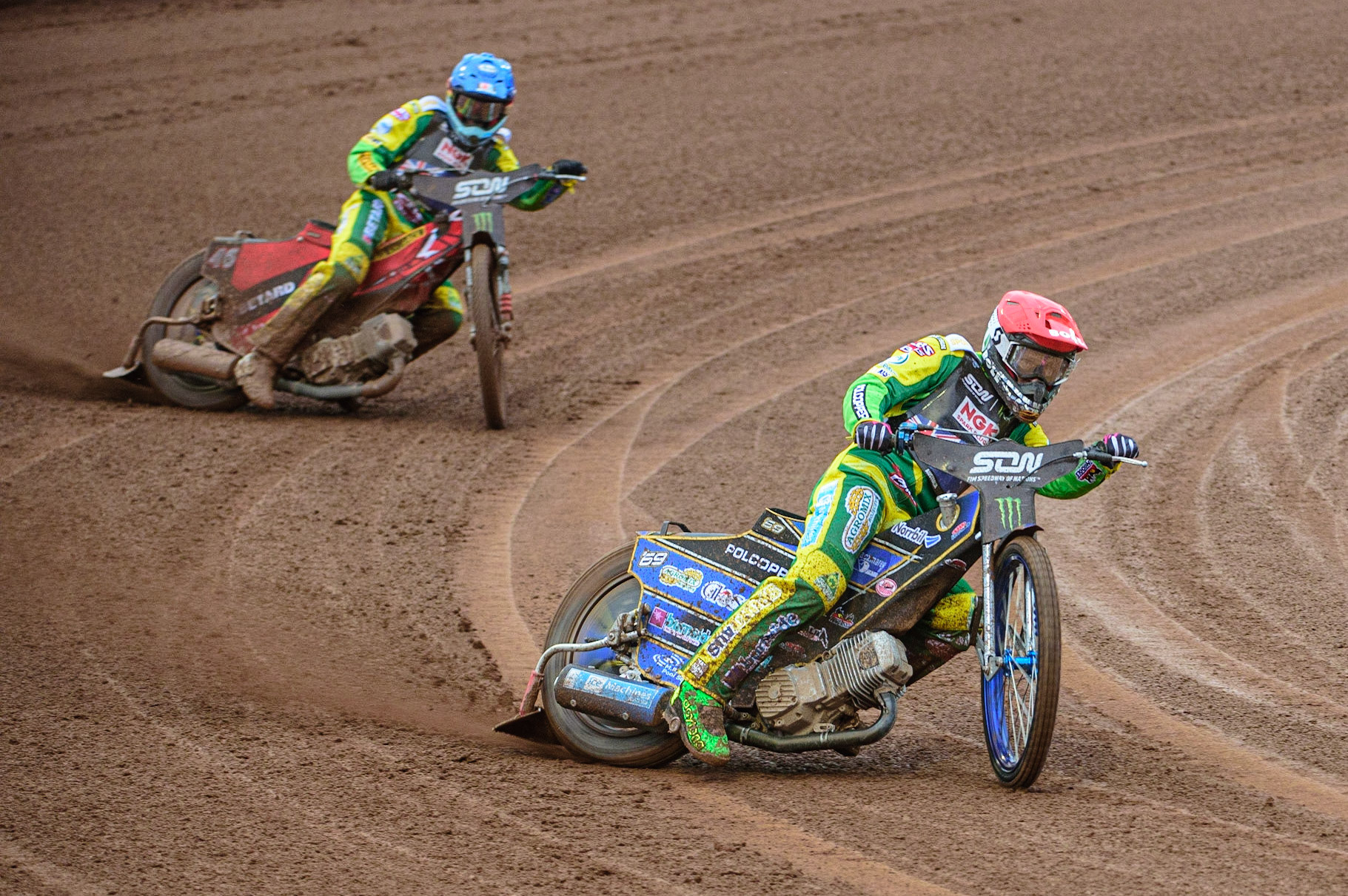 MANCHESTER, UK. OCT 17TH Jason Doyle of Australia (Red) leads Max Fricke of Australia (Blue) during the Monster Energy FIM Speedway of Nations at the National Speedway Stadium, Manchester on Sunday  17th October 2021. (Credit: Ian Charles | MI News)