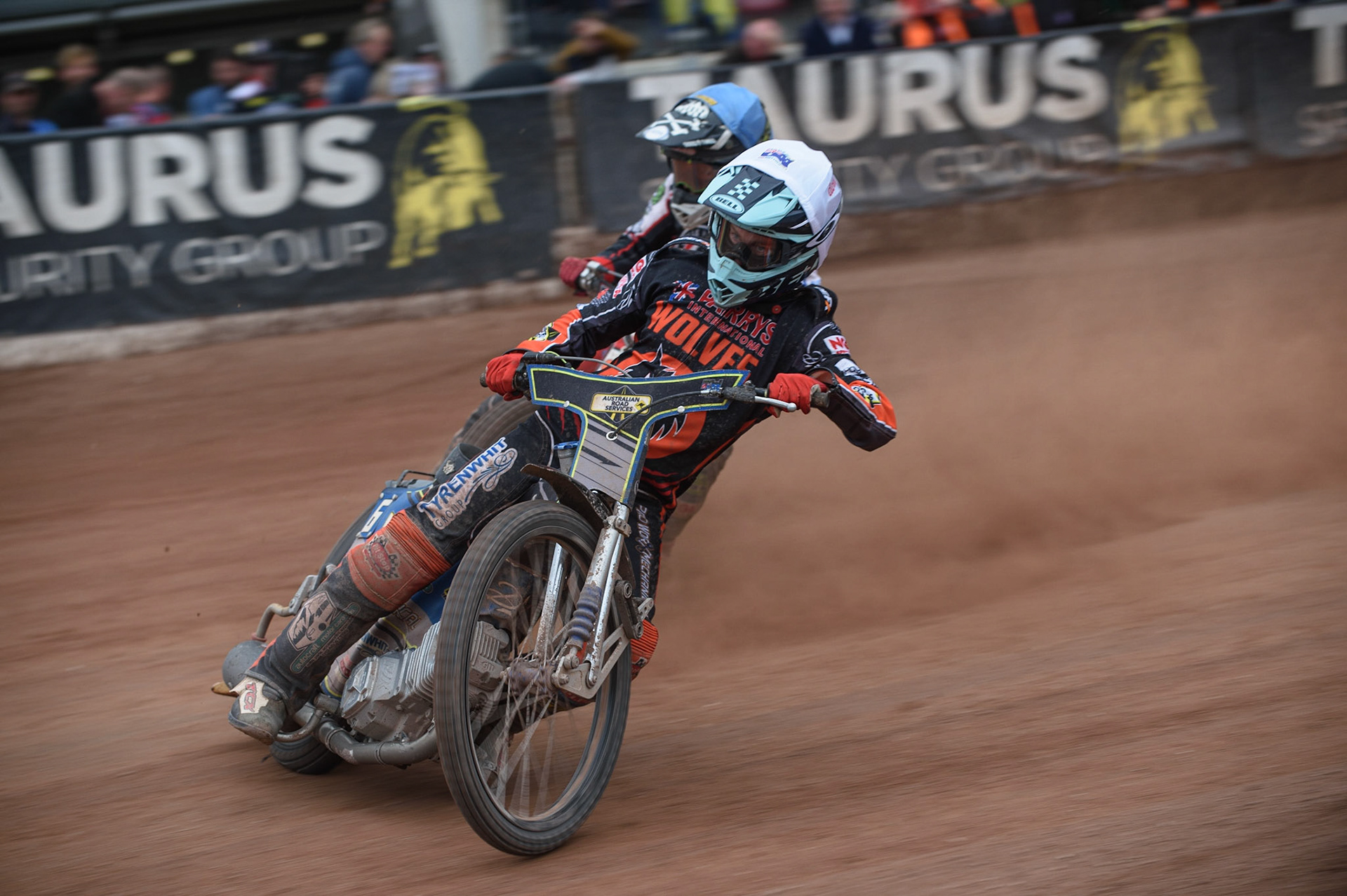 MANCHESTER, UK. AUGUST 30TH Ryan Douglas  (White) leads Dan Bewley  (Blue) during the SGB Premiership match between Belle Vue Aces and Wolverhampton Wolves at the National Speedway Stadium, Manchester on Monday 30th August 2021. (Credit: Ian Charles | MI News)