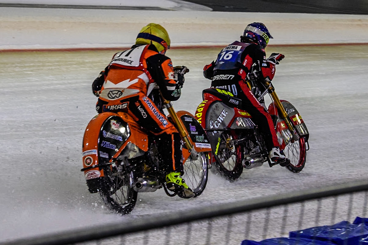 Lukáš Hutla of The Czech Republic in Yellow chases Jasper Iwema of The Netherlands in Blue during the Roelof Thijs Bokaal at Ice Rink Thialf, Heerenveen, The Netherlands on Friday 5th April 2024. (Photo: Ian Charles | MI News)