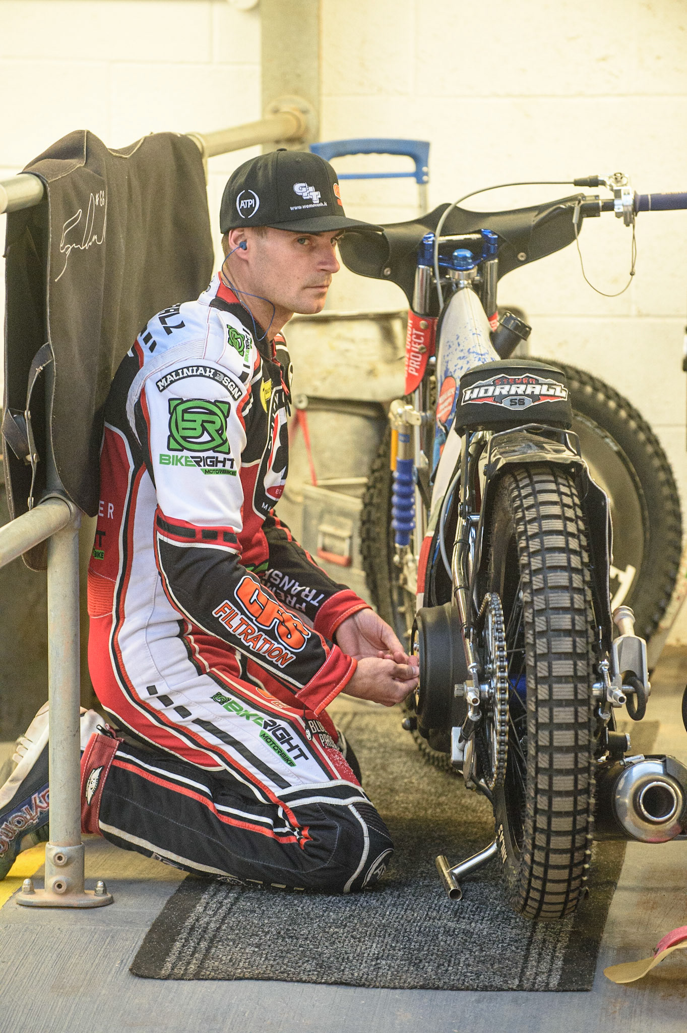MANCHESTER, UK. SEPT 13TH  A quick bit of maintenance for Steve Worrall  during the SGB Premiership match between Belle Vue Aces and King's Lynn Stars at the National Speedway Stadium, Manchester on Monday 13th September 2021. (Credit: Ian Charles | MI News)