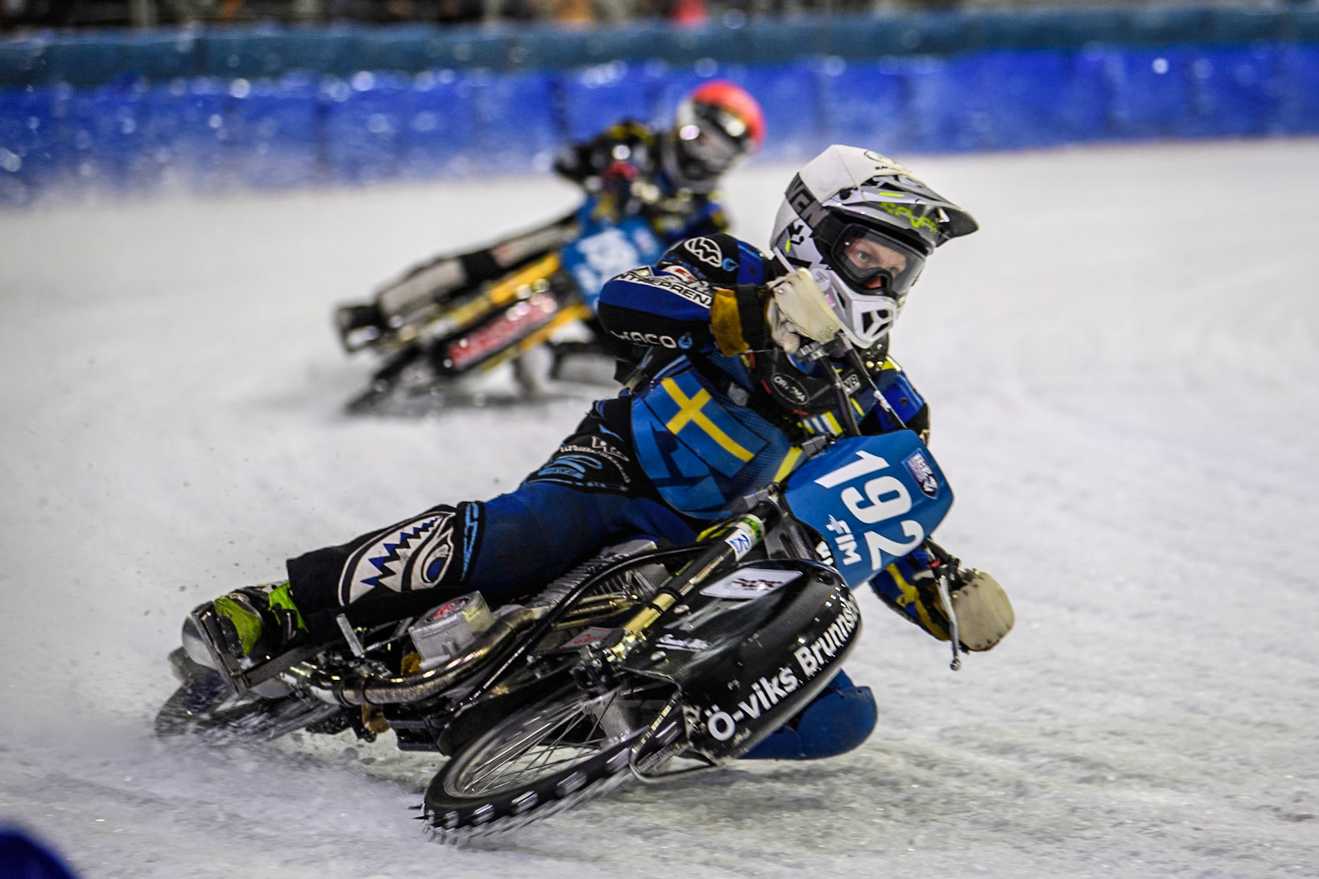 Heat 20: Niclas Svensson (192) of Sweden in White leading Martin Haarahiltunen (199) of Sweden in Red during the FIM Ice Speedway Gladiators World Championship, Final 4 at the Ice Stadium, Thialf, Heerenveen on Sunday 6th April 2025. (Photo: Ian Charles | MI News)