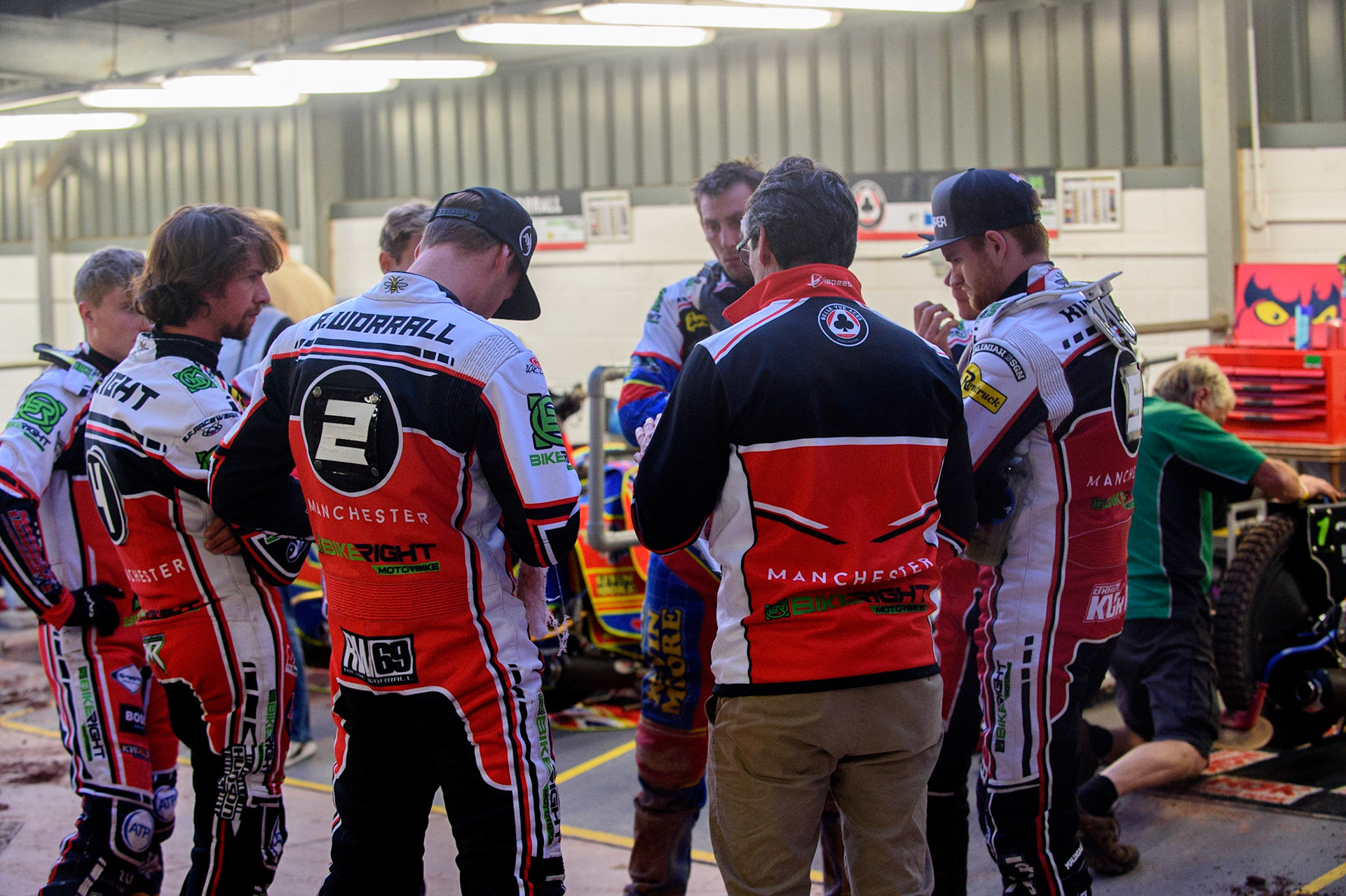 MANCHESTER UKAces team meeting during the interval during the SGB Premiership match between Belle Vue Aces and Ipswich Witches at the National Speedway Stadium, Manchester on Monday 2nd August 2021. (Credit: Ian Charles | MI News)