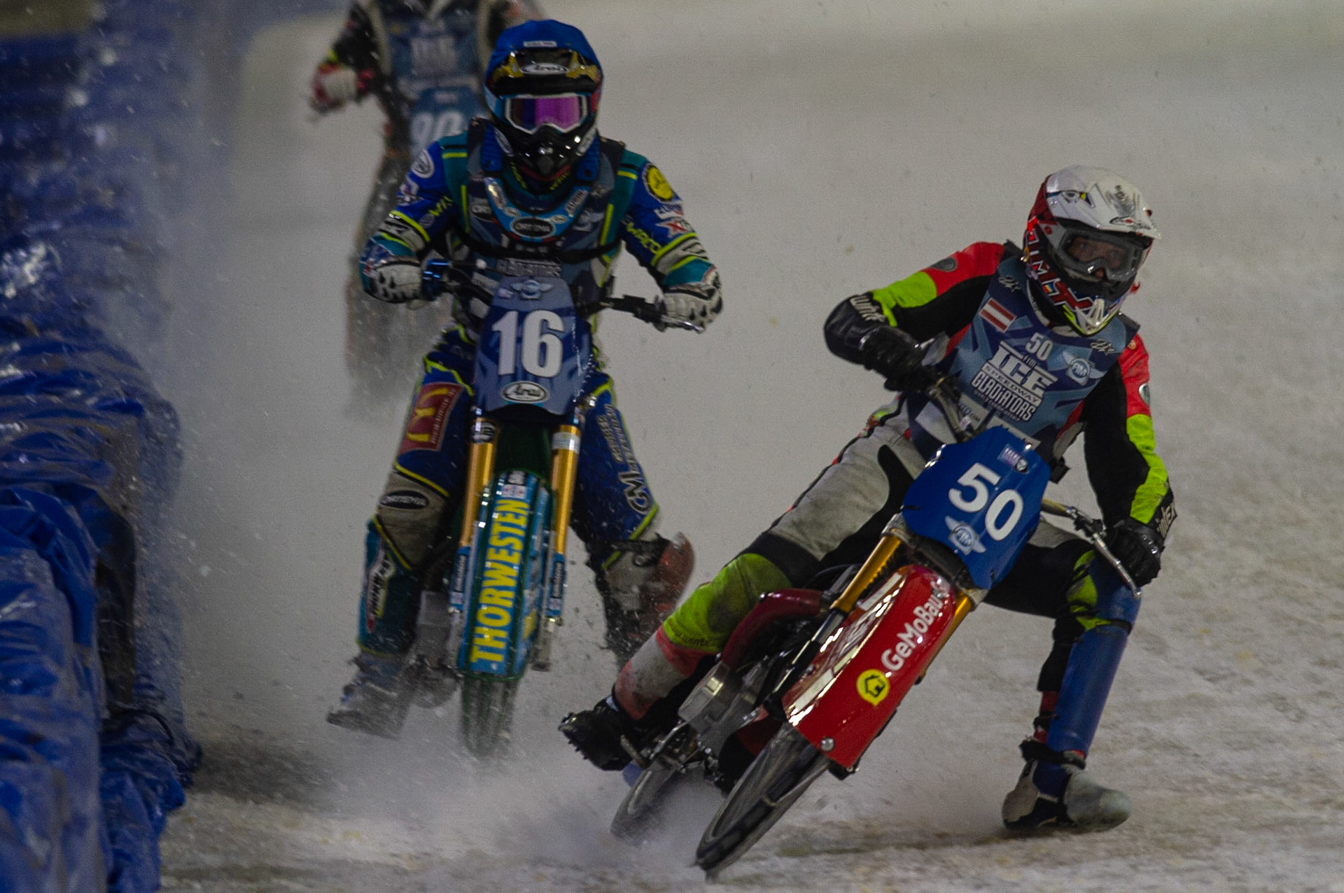 HEERENVEEN, NL. Harald Simon (50) (White) leads Luca Bauer (16) (Blue) during the FIM Ice Speedway Gladiators World Championship Final 3 at Ice Rink Thialf, Heerenveen on Saturday  2 April 2022. (Credit: Ian Charles | MI News)