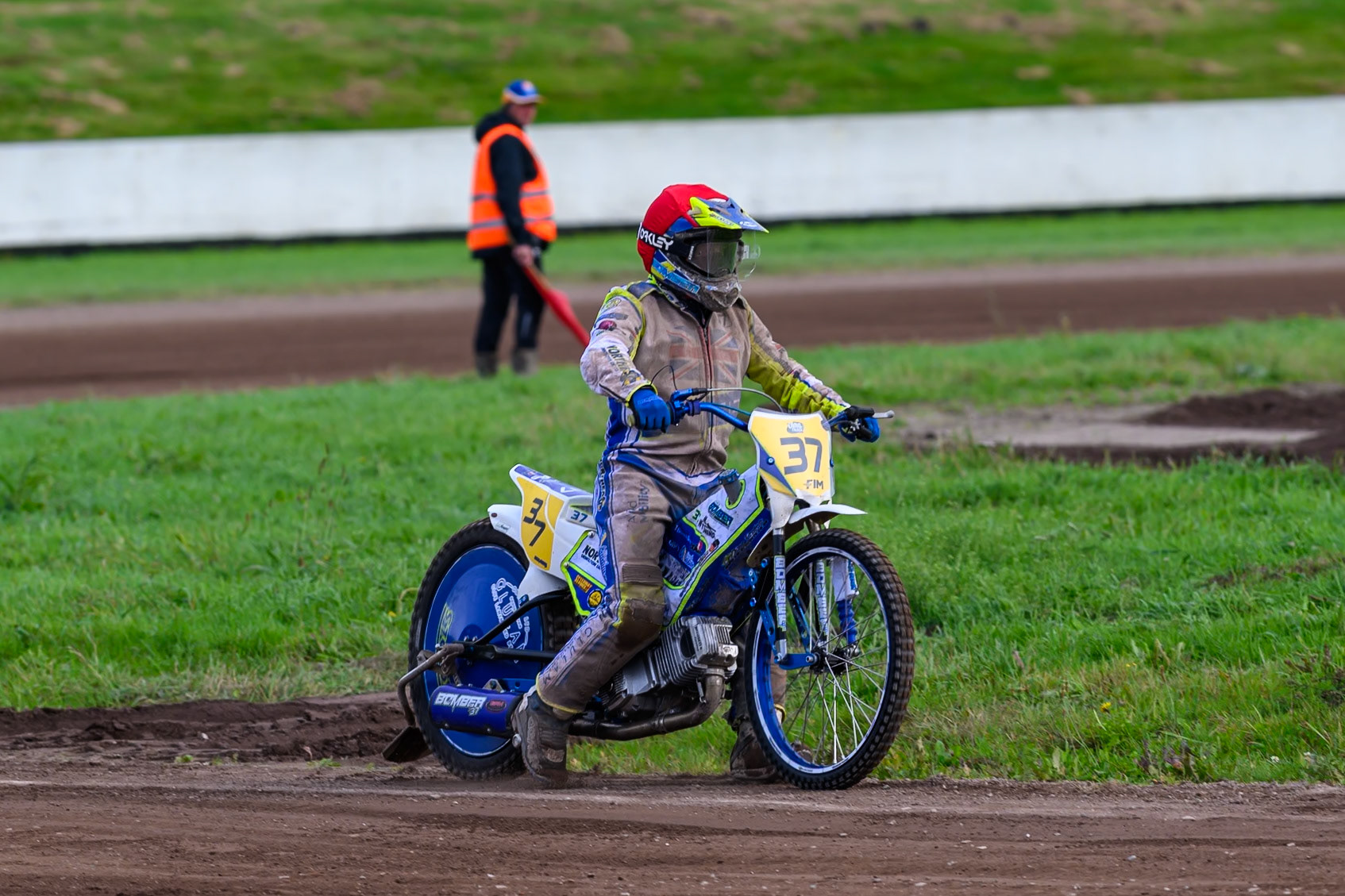 Chris Harris (37) of Great Britain pulls up with bike problems in Heat 15 during the FIM Long Track World Championship Final 4, at the Speed Centre Roden, Netherlands on Sunday 21st September 2025. (Photo: Ian Charles | MI News)during the FIM Long Track World Championship Final 4, at the Speed Centre, Roden on Sunday 21st September 2025. (Photo: Ian Charles | MI News)
