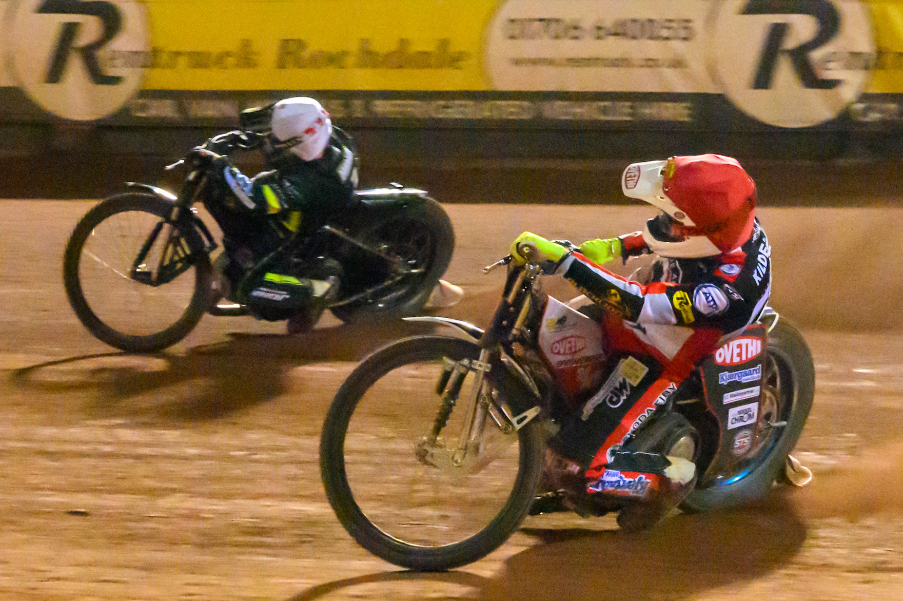 Peter Kildemand of Belle Vue Aces in Red on the inside of Danny King of Ipswich Witches in White during the Rowe Motor Oil Premiership Play Off Semi Final 2nd leg match between Belle Vue Aces and Ipswich Witches at the National Speedway Stadium, Manchester on Monday 28th September 2026. (Photo: Ian Charles | MI News)