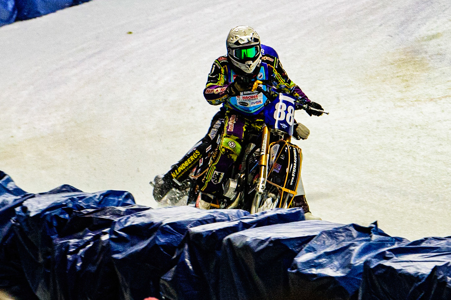 Stefan Svensson (Blue) chases Max Niedermaier (White) during the Race of Legends at the Max-Aicher-Arena, Inzell on Friday 17th March 2023. (Photo: Ian Charles | MI News)