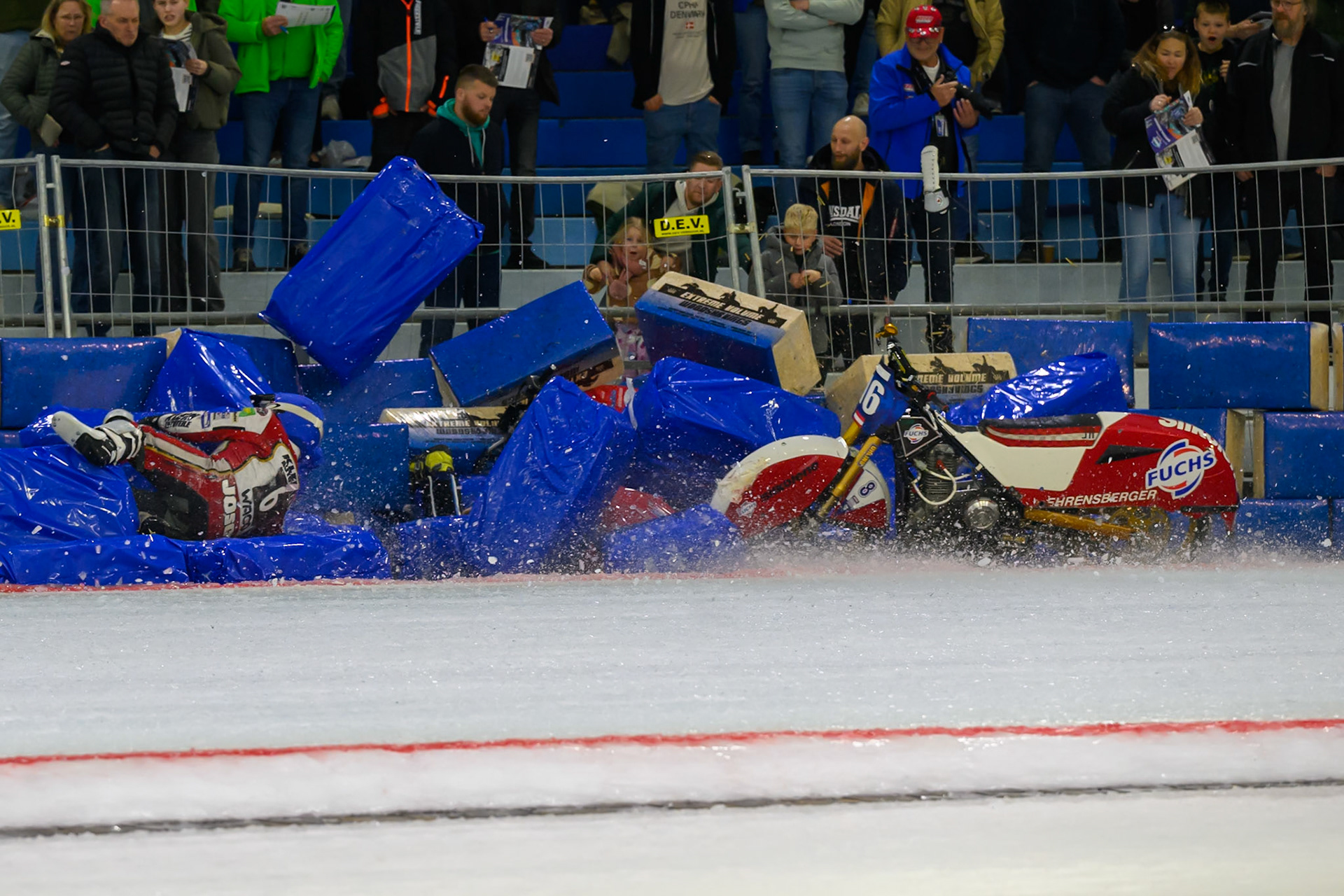 Simon Mayer of Germany in Red and Josef Kreuzberger of Austria in Blue collide and crash  during the ROELOF THIJS BOKAAL at Ice Rink Thialf, Heerenveen on Friday 10th April 2026.  (Photo: Ian Charles | MI News)