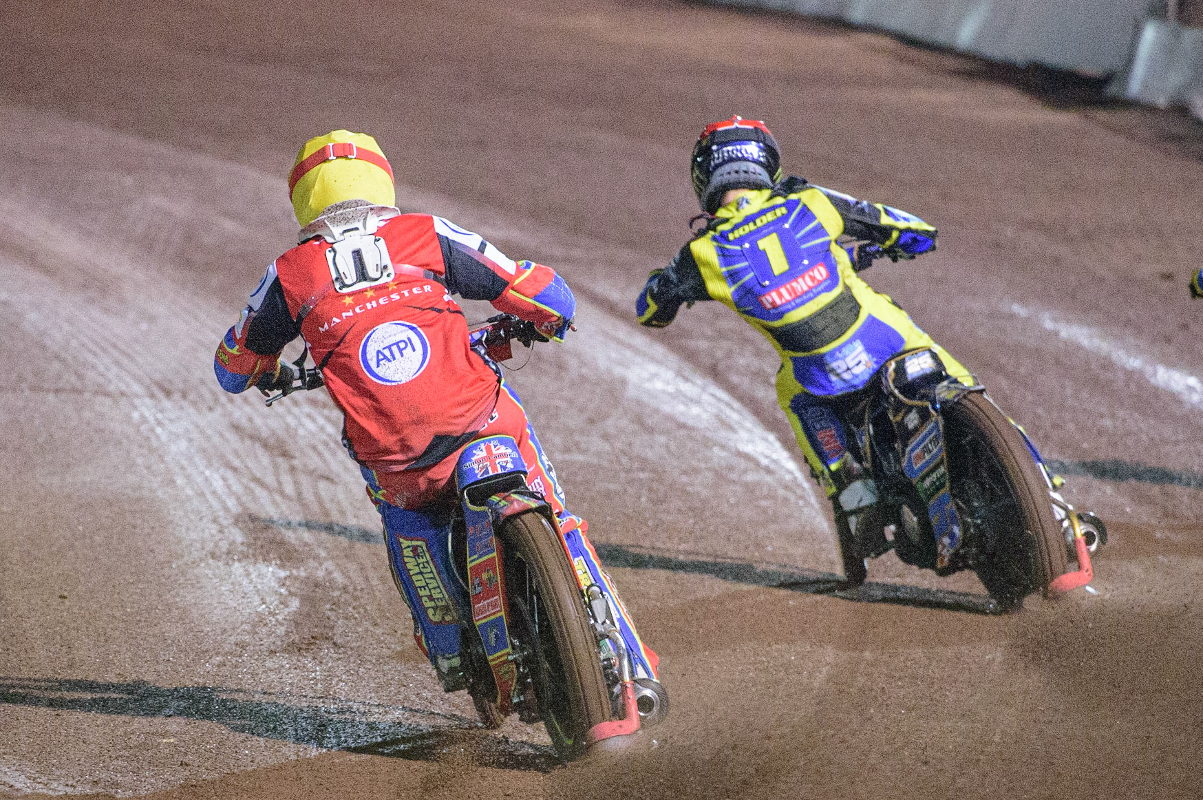 Simon Lambert (Yellow) chases Jack Holder (Red) during the SGB Premiership Grand Final 2nd Leg between Sheffield Tigers and Belle Vue Aces at Owlerton Stadium, Sheffield on Thursday 13th October 2022. (Credit: Ian Charles | MI News)