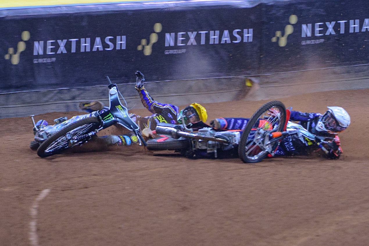 Andžejs Ļebedevs (29) (White) collides with Jason Doyle (69) (Yellow) on the opening turn during the FIM  Speedway Grand Prix of Great Britain at the Principality Stadium, Cardiff on Saturday 13th August 2022. (Credit: Ian Charles | MI News