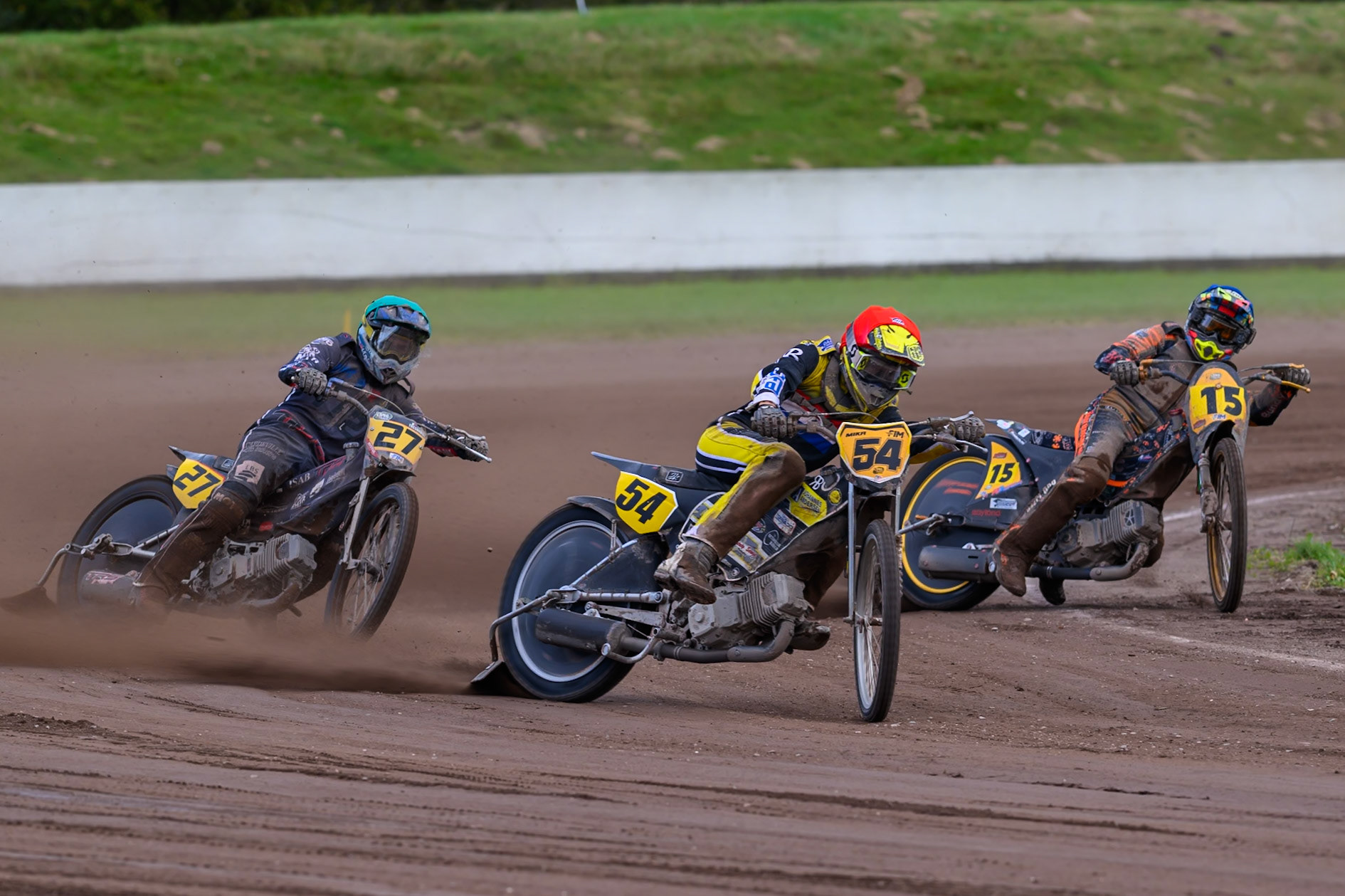 Mika Meijer (54) of The Netherlands in Red leading Mathias Trésarrieu (27) of France in Green and Wild Card Rider Romano Hummel (15) of The Netherlands in Blue during the FIM Long Track World Championship Final 4, at the Speed Centre Roden, Netherlands on Sunday 21st September 2025. (Photo: Ian Charles | MI News)during the FIM Long Track World Championship Final 4, at the Speed Centre, Roden on Sunday 21st September 2025. (Photo: Ian Charles | MI News)