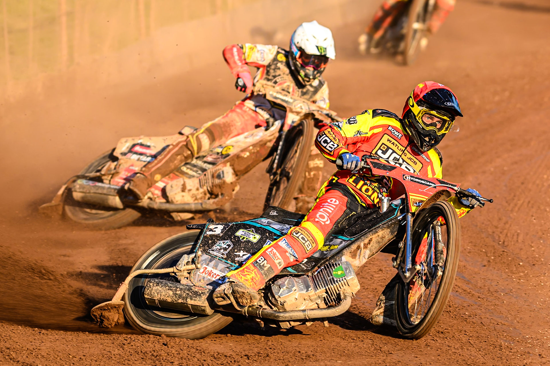 Leicester Lions' Ryan Douglas in Red leading Belle Vue Aces' Dan Bewley in White during the Rowe Motor Oil Premiership match between Leicester Lions and Belle Vue Aces at the Hydroscand Arena, Leicester on Thursday 19th June 2025. (Photo: Ian Charles | MI News)