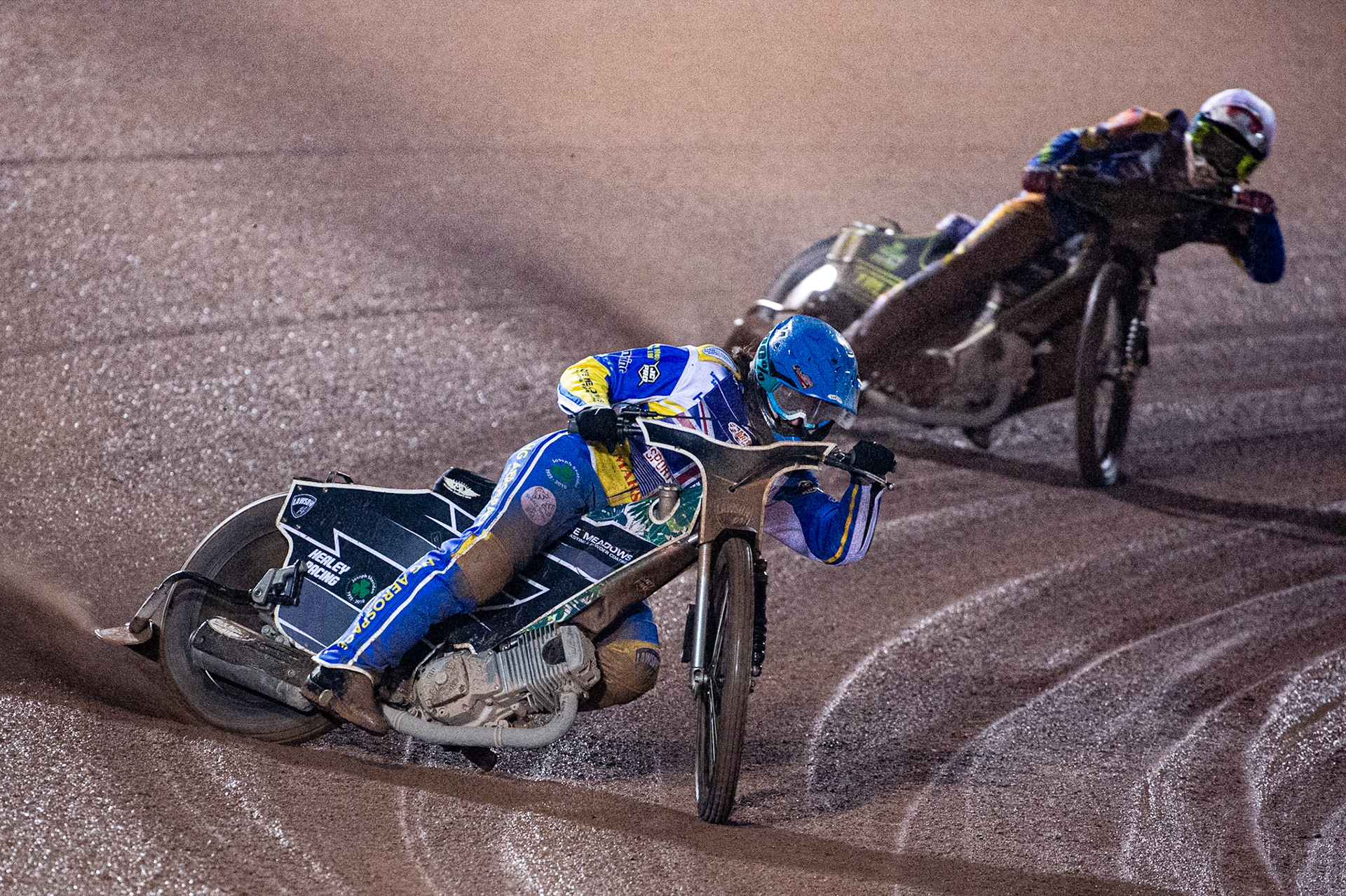 Photo: Ian CharlesRichard Lawson  (Blue)  leads  Jason Crump  (White) Sports Insure British Speedway Championship Final, National Speedway Stadium, Manchester Monday  28  September  2020