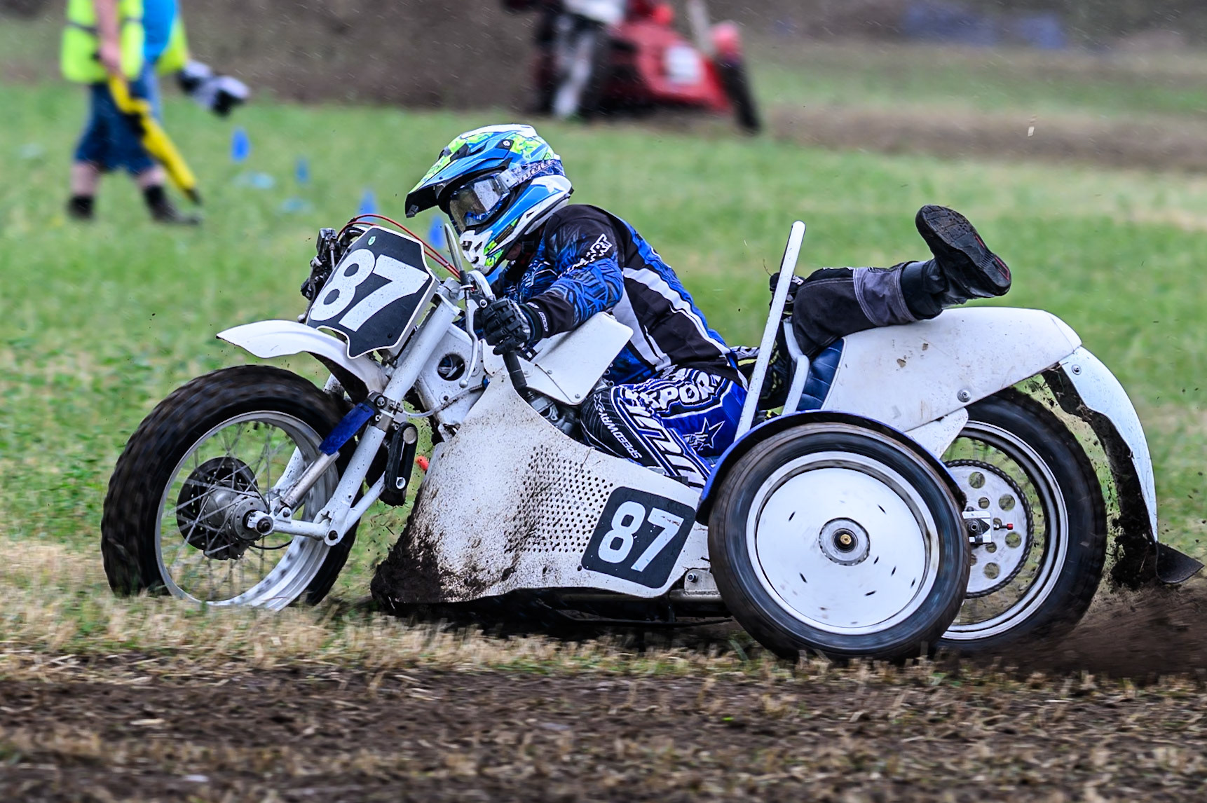 Rob Bradley and Jake Liversidge (87) in action in the 1000cc Sidecar class during the ACU Northern Grass Track Riders Championship at Cheshire Grass Track Club, Frog Lane, Knutsford, Cheshire on Sunday 20th July 2025. (Photo: Ian Charles | MI News)