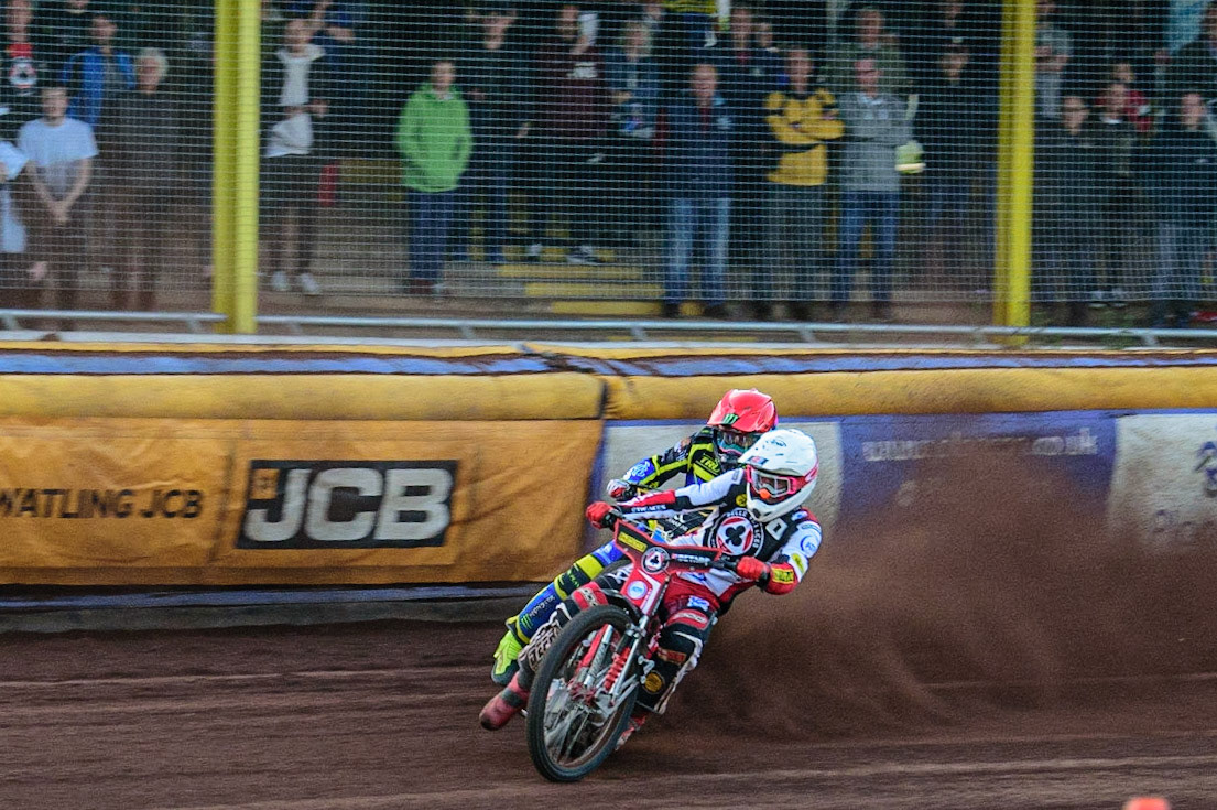 SHEFFIELD, UK. MAY 26TH  Max Fricke  (White) passes Adam Ellis  (Red) during the SGB Premiership match between Sheffield Tigers and Belle Vue Aces at Owlerton Stadium, Sheffield on Thursday 26th May 2022. (Credit: Ian Charles | MI News)