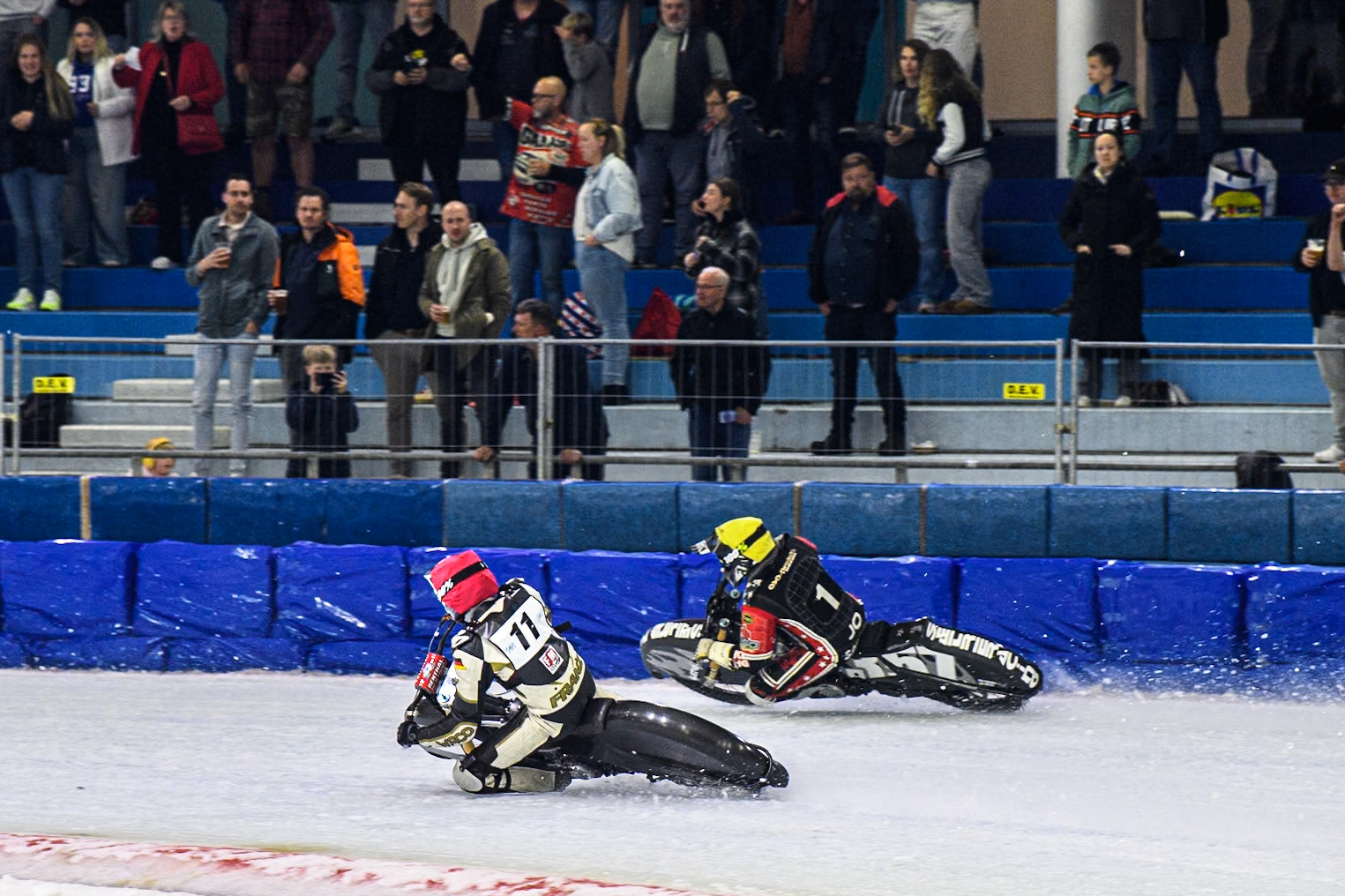 Franz Mayerbüchler of Germany in Red rides inside Jo Saetre of Norway in Yellow during the Roelof Thijs Bokaal, Ice Rink Thialf, Heerenveen, Netherlands on Friday 4th April 2025. (Photo: Ian Charles | MI News)