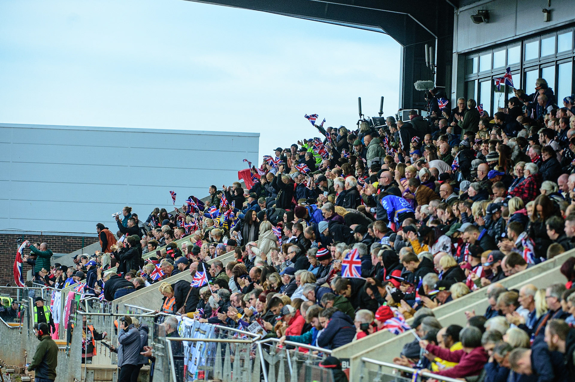 MANCHESTER, UK. OCT 17TH British fans cheer the Great Britain riders after their heat win over Poland during the Monster Energy FIM Speedway of Nations at the National Speedway Stadium, Manchester on Sunday  17th October 2021. (Credit: Ian Charles | MI News)