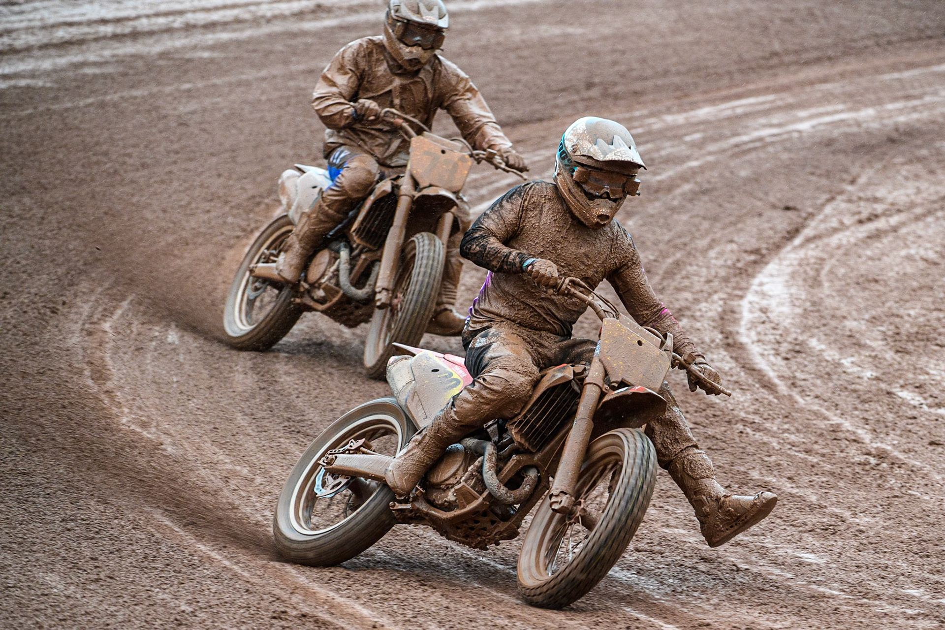 Menno Van Meer (100) from Netherlands leads Jack Bell (73) from Great Britain during the FIM World Flat Track Championship Round 1 at the National Speedway Stadium, Manchester on Saturday 5th August 2023. (Photo: Ian Charles | MI News)