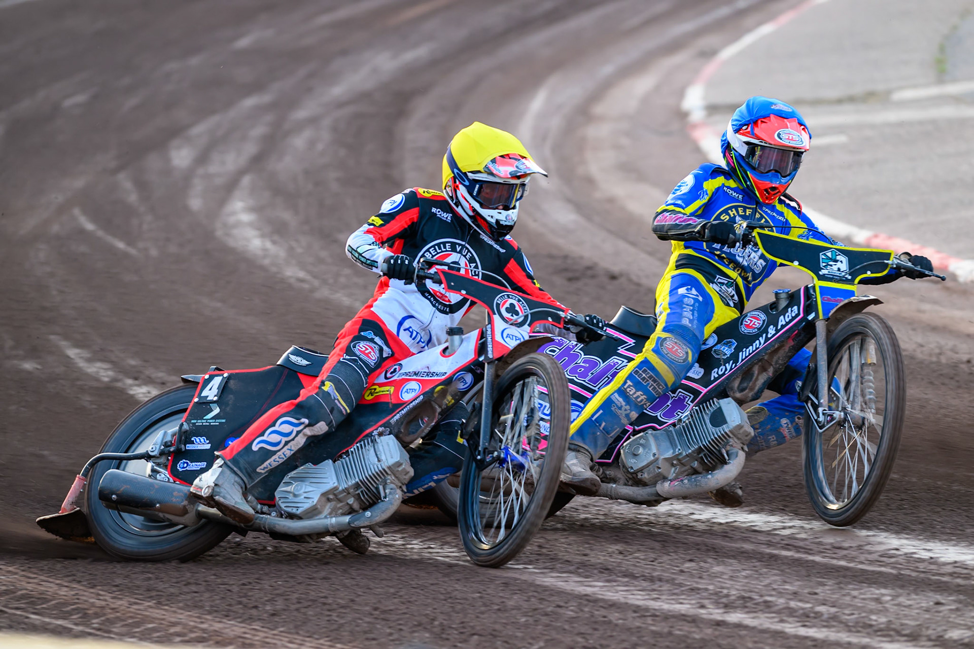 Zach Cook of Belle Vue Aces in Yellow rides outside Leon Flint of Sheffield Tigers in Blue during the Rowe Motor Oil Premiership match between Sheffield Tigers and Belle Vue Aces at Owlerton Stadium, Sheffield on Monday 25th May 2026. (Photo: Ian Charles | MI News)