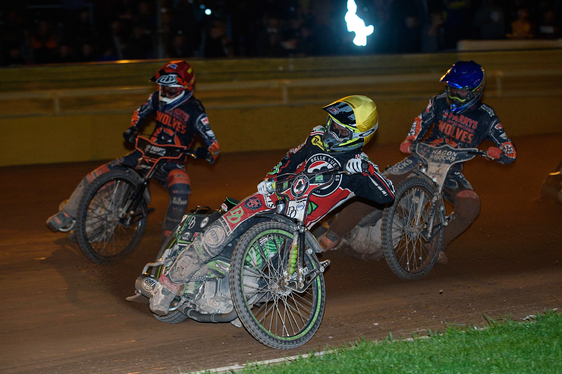 WOLVERHAMPTON, UK. AUGUST 30TH Charles Wright  (Yellow) takes the inside line from Sam Masters  (Red) and Broc Nicol  (Blue) behind during the SGB Premiership match between Wolverhampton Wolves and Belle Vue Aces at Monmore Green Stadium, Wolverhampton on Monday 30th August 2021. (Credit: Ian Charles | MI News)