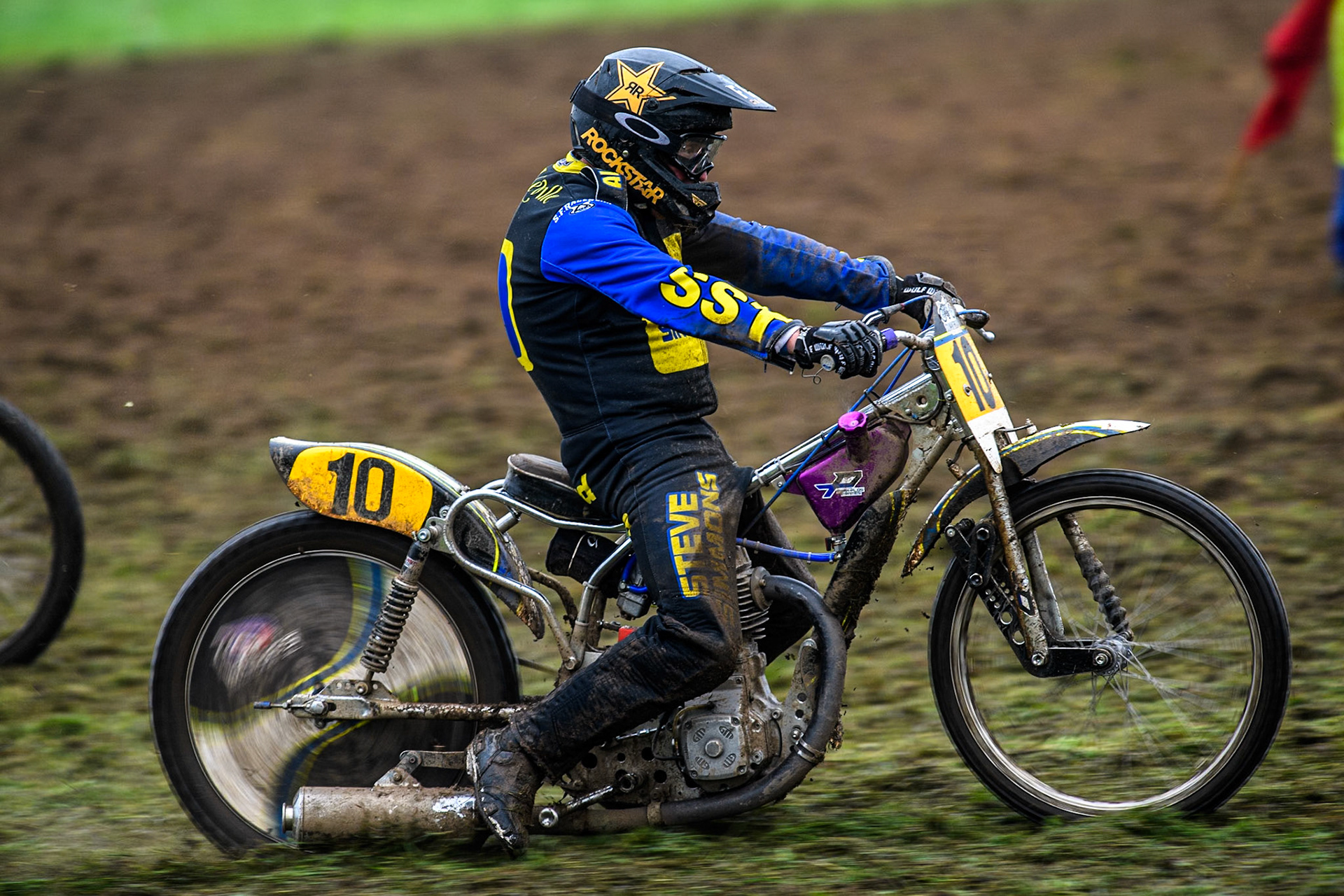 Tony Atkin (10) leaves the start and tries to hang on to his machine in the 500cc Upright Class during the ACU British Upright Championships at Woodhouse Lance, Gawsworth, Cheshire on Sunday 8th September 2024. (Photo: Ian Charles | MI News)
