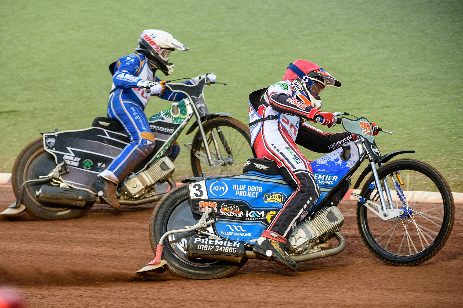 MANCHESTER, UK. AUGUST 16TH   Steve Worrall  (Red) outside Richard Lawson. (White) during the Sports Insure British Speedway Finals at the National Speedway Stadium, Manchester on Monday 16th August 2021. (Credit: Ian Charles | MI News)