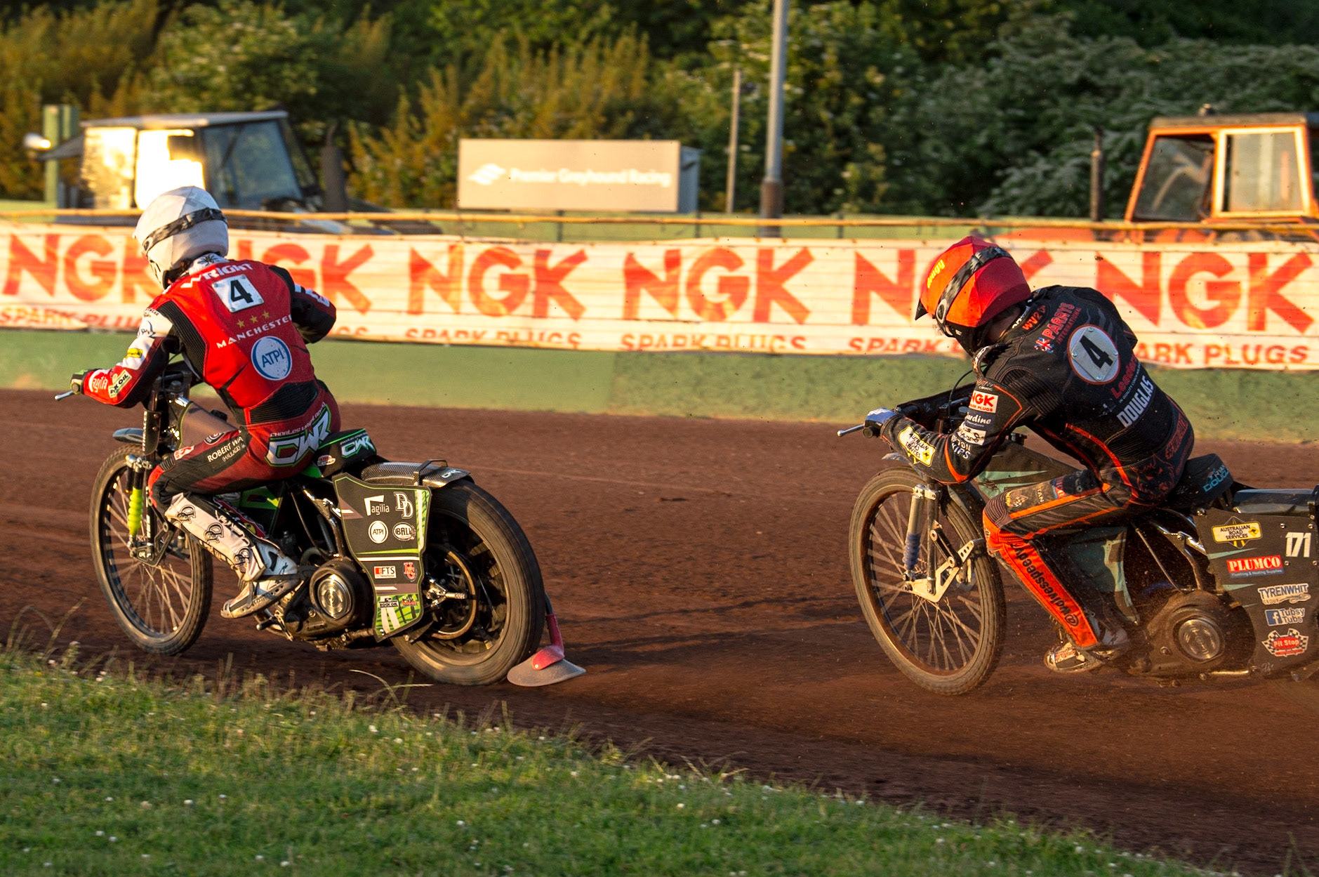 WOLVERHAMPTON, UK. JUN 20TH Charles Wright  (White) leads Ryan Douglas  (Red) during the SGB Premiership match between Wolverhampton Wolves and Belle Vue Aces at Monmore Green Stadium, Wolverhampton on Monday 20th June 2022. (Credit: Ian Charles | MI News)