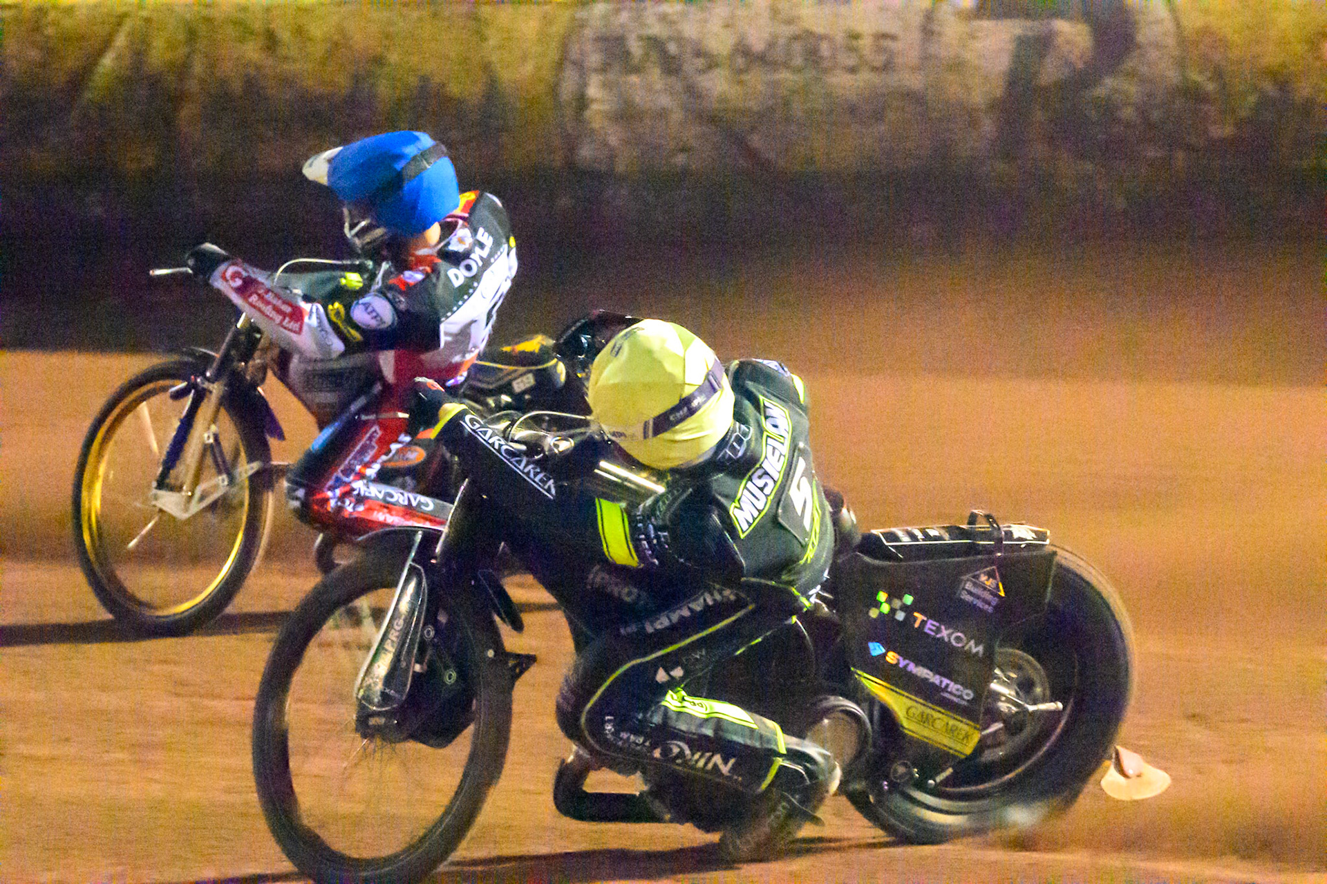 Tobias Musielak of Ipswich Witches in Yellow chases Jason Doyle of Belle Vue Aces  in Blue during the Rowe Motor Oil Premiership Play Off Semi Final 2nd leg match between Belle Vue Aces and Ipswich Witches at the National Speedway Stadium, Manchester on Monday 28th September 2026. (Photo: Ian Charles | MI News)