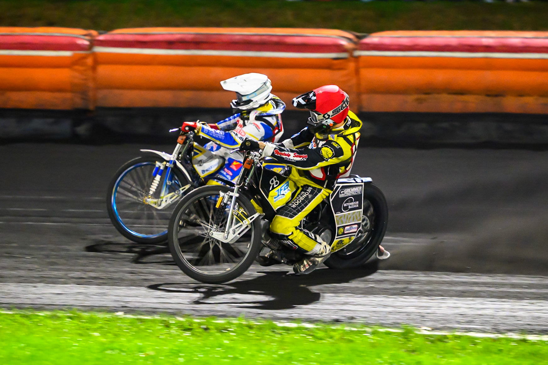 Semi Final 2: Mika Meijer of The Netherlands in Red rides inside Rasmus Pedersen of Denmark in White  during the Gouden KENNY Helm at Speedway Veenoord, Veenoord in the Netherlands on Saturday 19th September 2026. (Photo: Ian Charles | MI News)