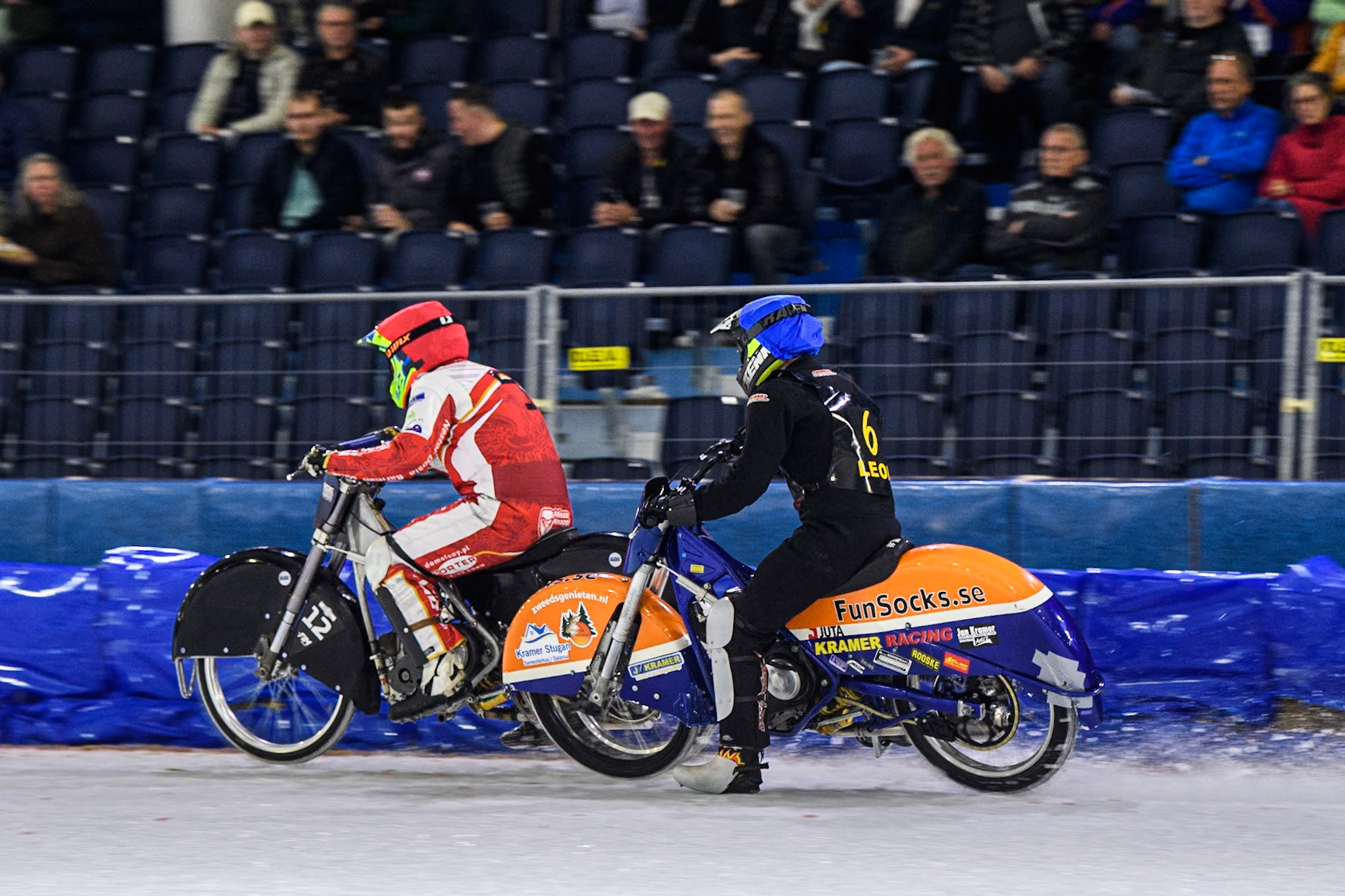 Michał Knapp of Poland in Red passes Leon Kramer of The Netherlands in Blue during the Roelof Thijs Bokaal, Ice Rink Thialf, Heerenveen, Netherlands on Friday 4th April 2025. (Photo: Ian Charles | MI News)