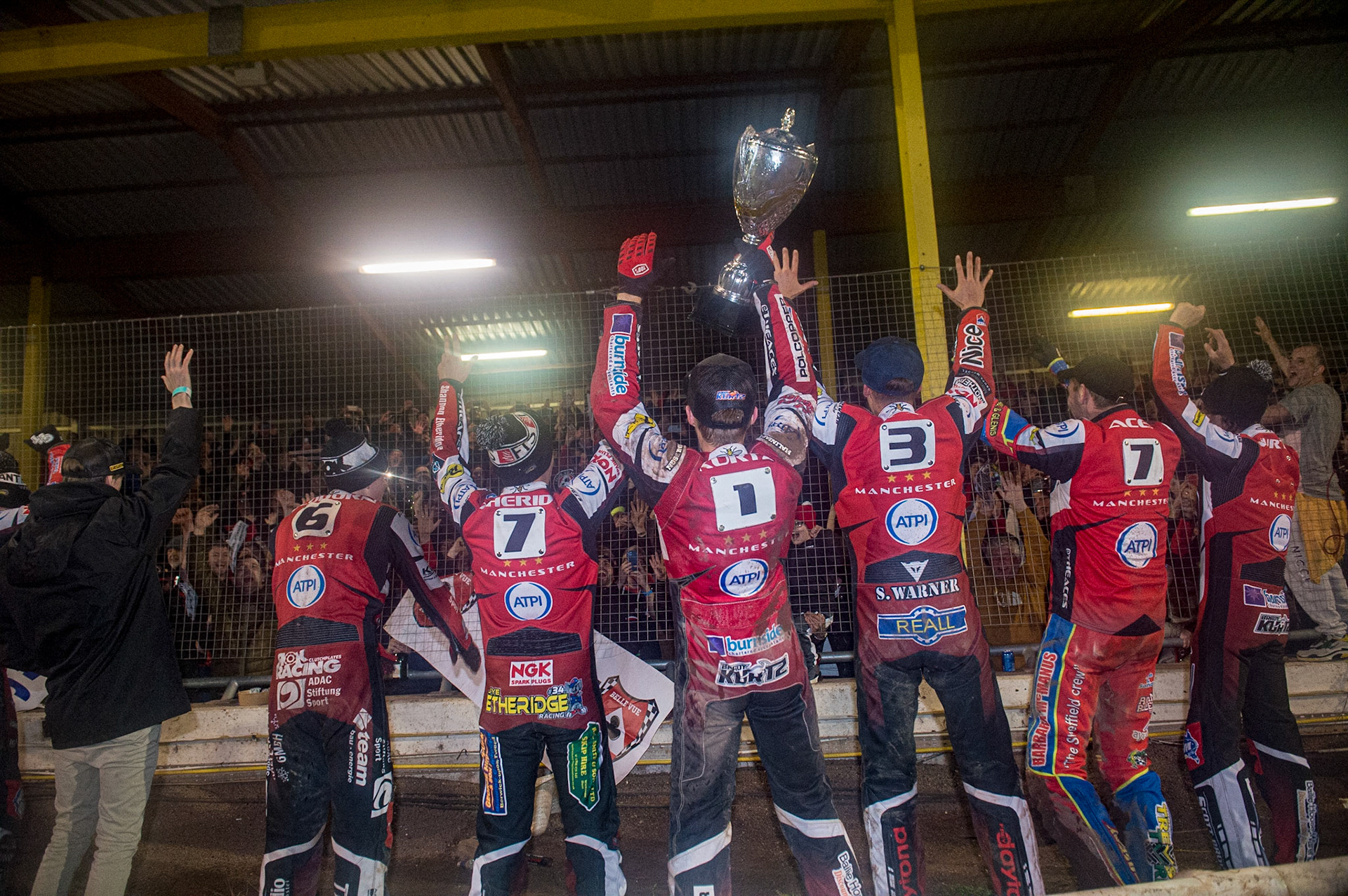 The Aces show the trophy to their fans during the SGB Premiership Grand Final 2nd Leg between Sheffield Tigers and Belle Vue Aces at Owlerton Stadium, Sheffield on Thursday 13th October 2022. (Credit: Ian Charles | MI News)
