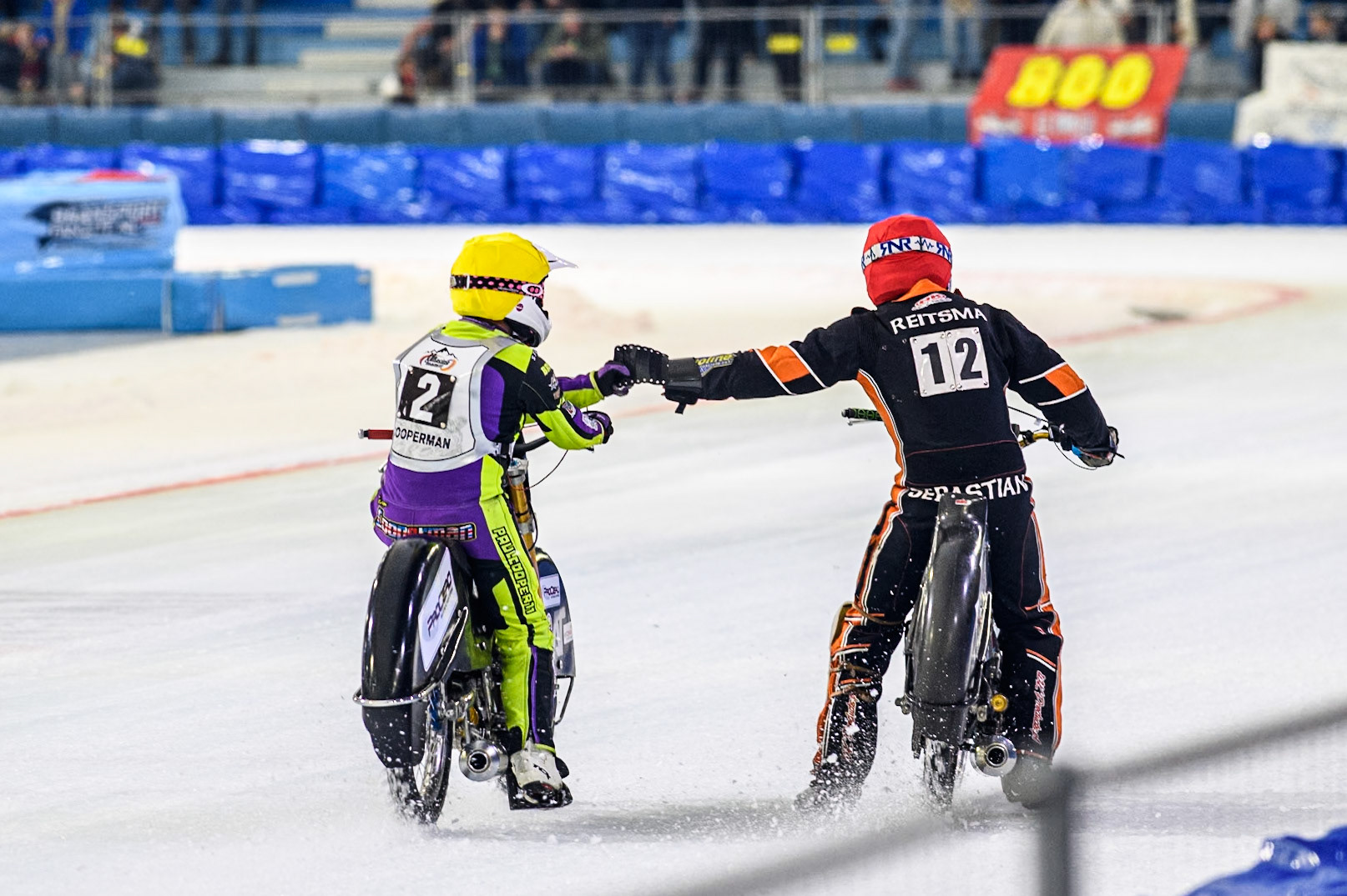 Paul Cooper of Great Britain in Yellow congratulates Sebastian Reitsma of The Netherlands after their hard fought heat during the Roelof Thijs Bokaal, Ice Rink Thialf, Heerenveen, Netherlands on Friday 4th April 2025. (Photo: Ian Charles | MI News)