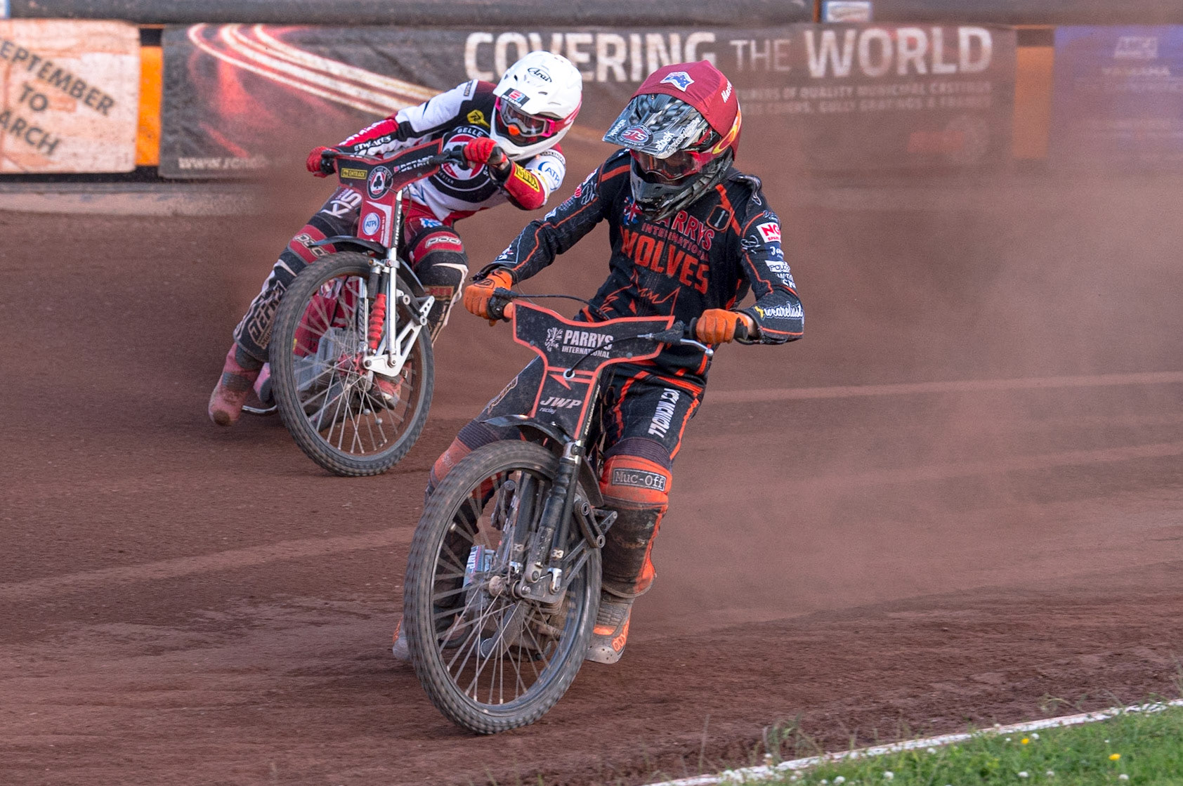 WOLVERHAMPTON, UK. JUN 20TH Sam Masters  (Red) leads Max Fricke  (White)  during the SGB Premiership match between Wolverhampton Wolves and Belle Vue Aces at Monmore Green Stadium, Wolverhampton on Monday 20th June 2022. (Credit: Ian Charles | MI News)