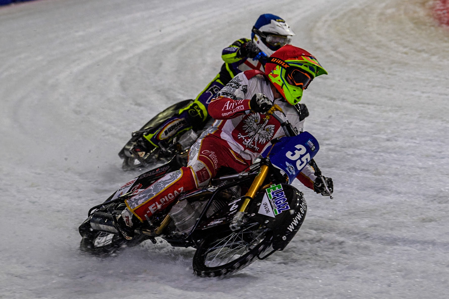 Michał Knapp of Poland r\ tries to hold out Paul Cooper of Great Britain in Blue during the Roelof Thijs Bokaal at Ice Rink Thialf, Heerenveen, The Netherlands on Friday 5th April 2024. (Photo: Ian Charles | MI News)