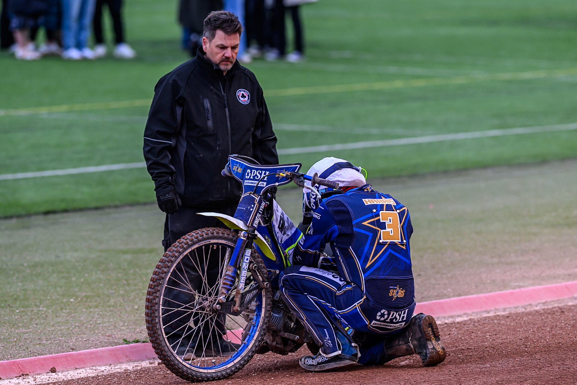 Kings Lynn Stars' Chris Harris frantically works on his bike before the start of Heat 10 during the Rowe Motor Oil Premiership match between Belle Vue Aces and King's Lynn Stars at the National Speedway Stadium, Manchester on Monday 23rd June 2025. (Photo: Ian Charles | MI News)