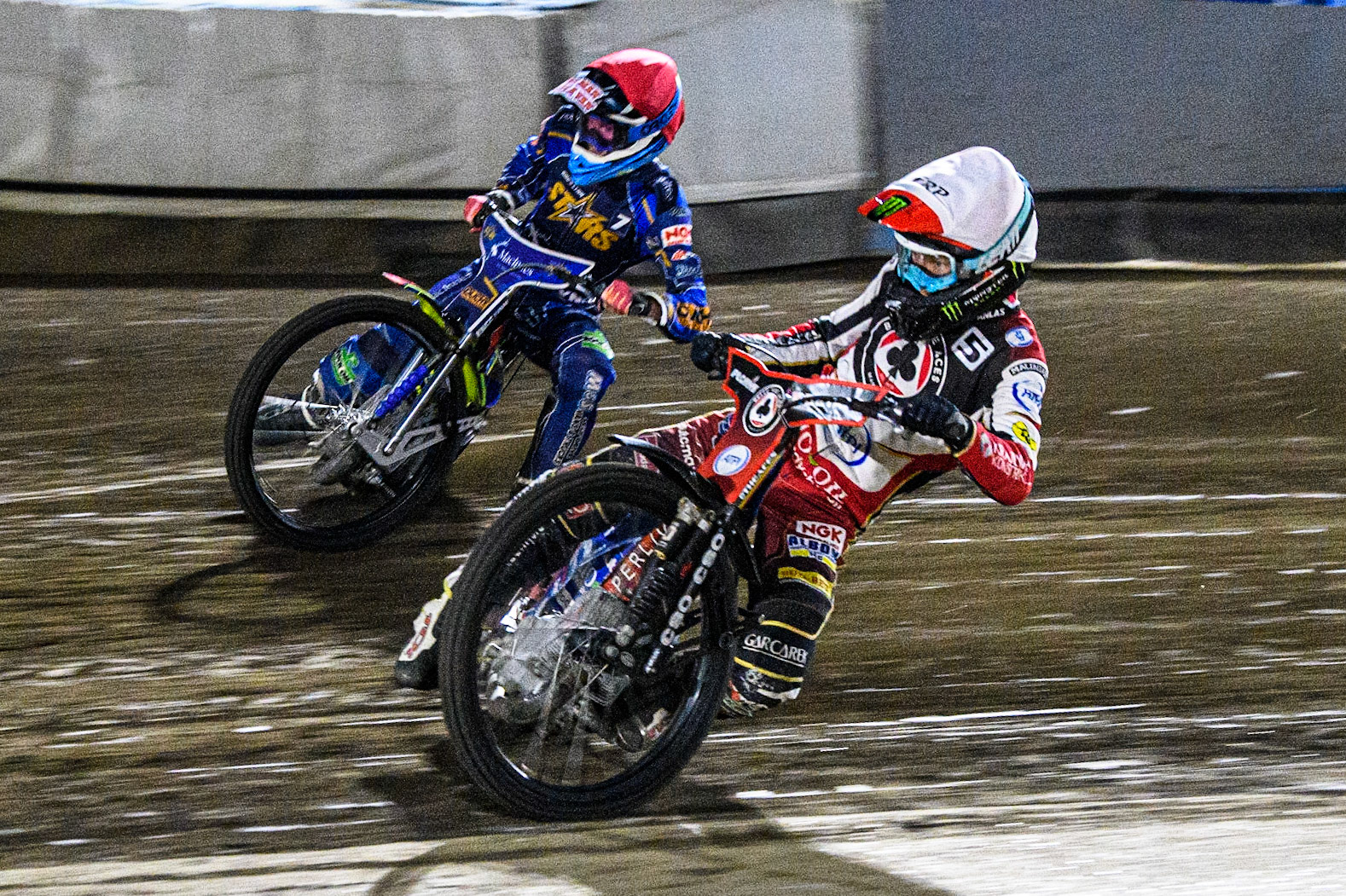 Dan Bewley (White) inside Anders Rowe (Red) during the Sports Insure Premiership match between King's Lynn Stars and Belle Vue Aces at the Adrian Flux Arena, King's Lynn on Thursday 24th August 2023. (Photo: Ian Charles | MI News)