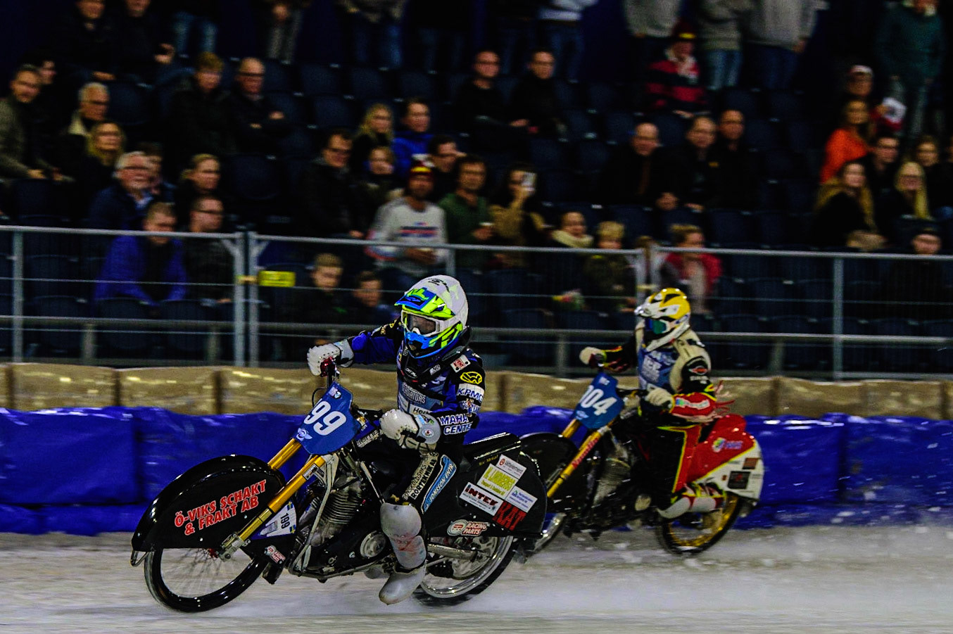 HEERENVEEN, NL. Martin Hååruhiltunen (199) (White) leads Joakim Söderström (904) (Yellow) during the FIM Ice Speedway Gladiators World Championship Final 4 at Ice Rink Thialf, Heerenveen on Sunday  3 April 2022. (Credit: Ian Charles | MI News)