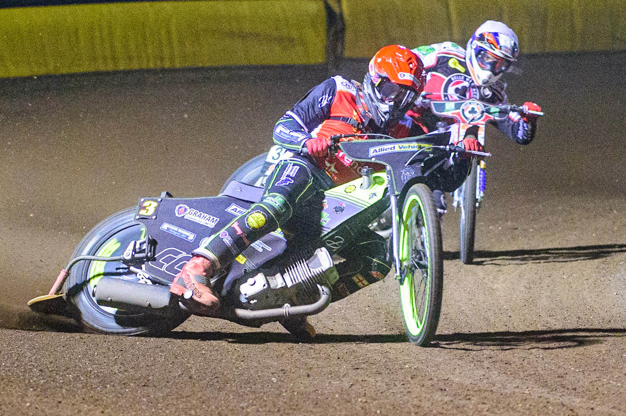 PETERBOROUGH, UK. OCT 14TH Craig Cook (Red) leads Steve Worrall   (White) during the SGB Premiership Grand Final 2nd leg between Peterborough and Belle Vue Aces at East of England Showground, Peterborough on Thursday 14th October 2021. (Credit: Ian Charles | MI News)
