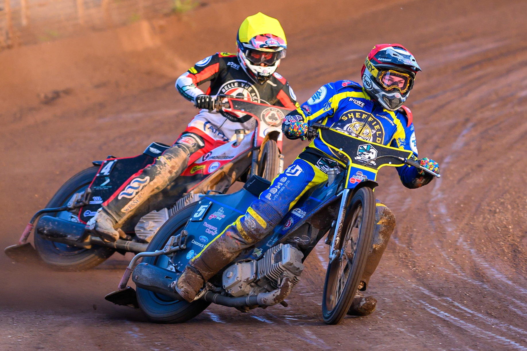 Josh Pickering of Sheffield Tigers in Red leading Zach Cook of Belle Vue Aces in Yellow during the Rowe Motor Oil Premiership match between Sheffield Tigers and Belle Vue Aces at Owlerton Stadium, Sheffield on Monday 25th May 2026. (Photo: Ian Charles | MI News)