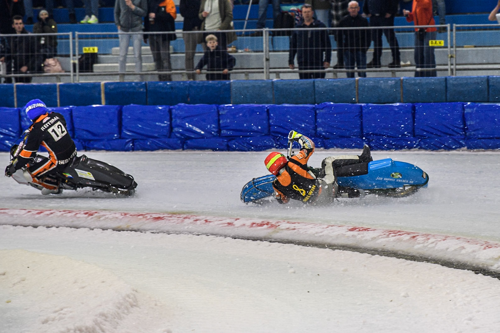 Melwin Björklin of Sweden falls when eating the Grand Final during the Roelof Thijs Bokaal, Ice Rink Thialf, Heerenveen, Netherlands on Friday 4th April 2025. (Photo: Ian Charles | MI News)
