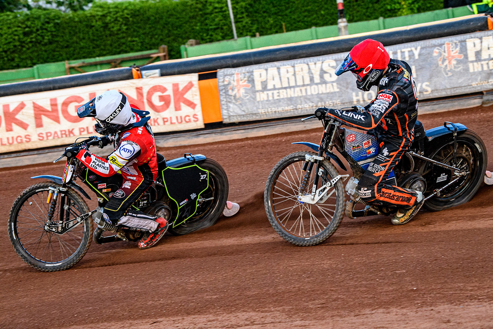 Tom Brennan (White) leads Steve Worrall (Red) during the Sports Insure Premiership match between Wolverhampton Wolves and Belle Vue Aces at Monmore Green Stadium, Wolverhampton on Monday 29th May 2023. (Photo: Ian Charles | MI News)