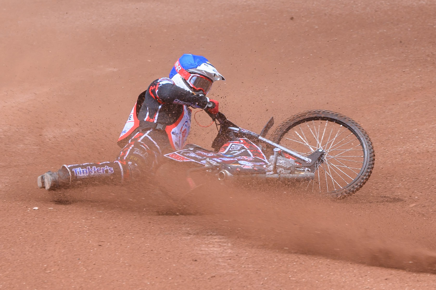BRITISH YOUTH CHAMPIONSHIP (500cc): Kayden Mundy (8) in Red rides inside Dylan Huthwaite (9)  in Blue who then falls during the British Youth Speedway Championship at the National Speedway Stadium, Manchester on Sunday 10th May 2026. (Photo: Ian Charles | MI News)
